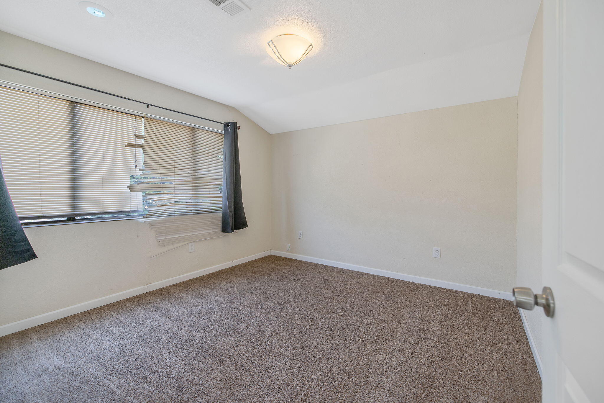 1408 N Park St, Visalia, CA 93291