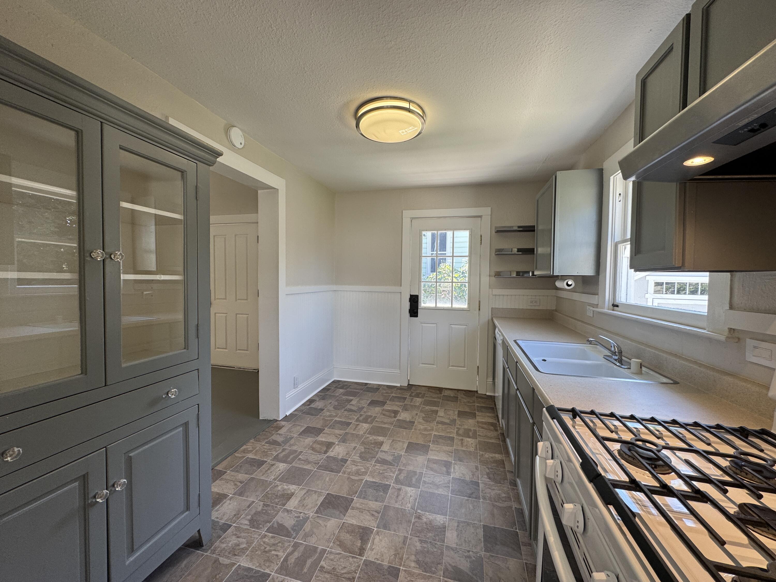 523 N Locust St, Visalia, CA 93291