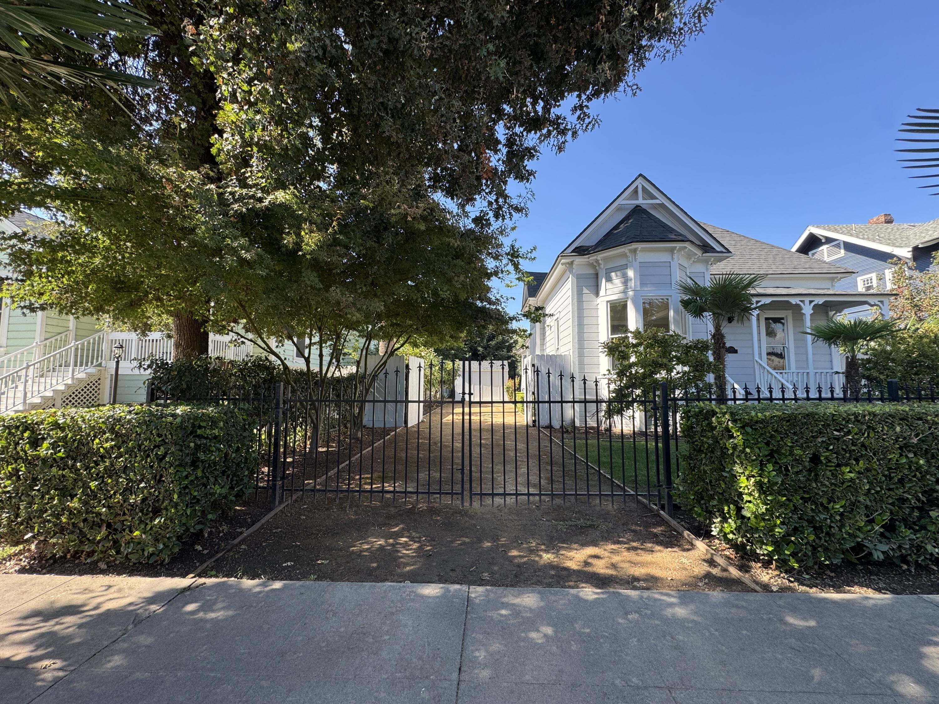 523 N Locust St, Visalia, CA 93291