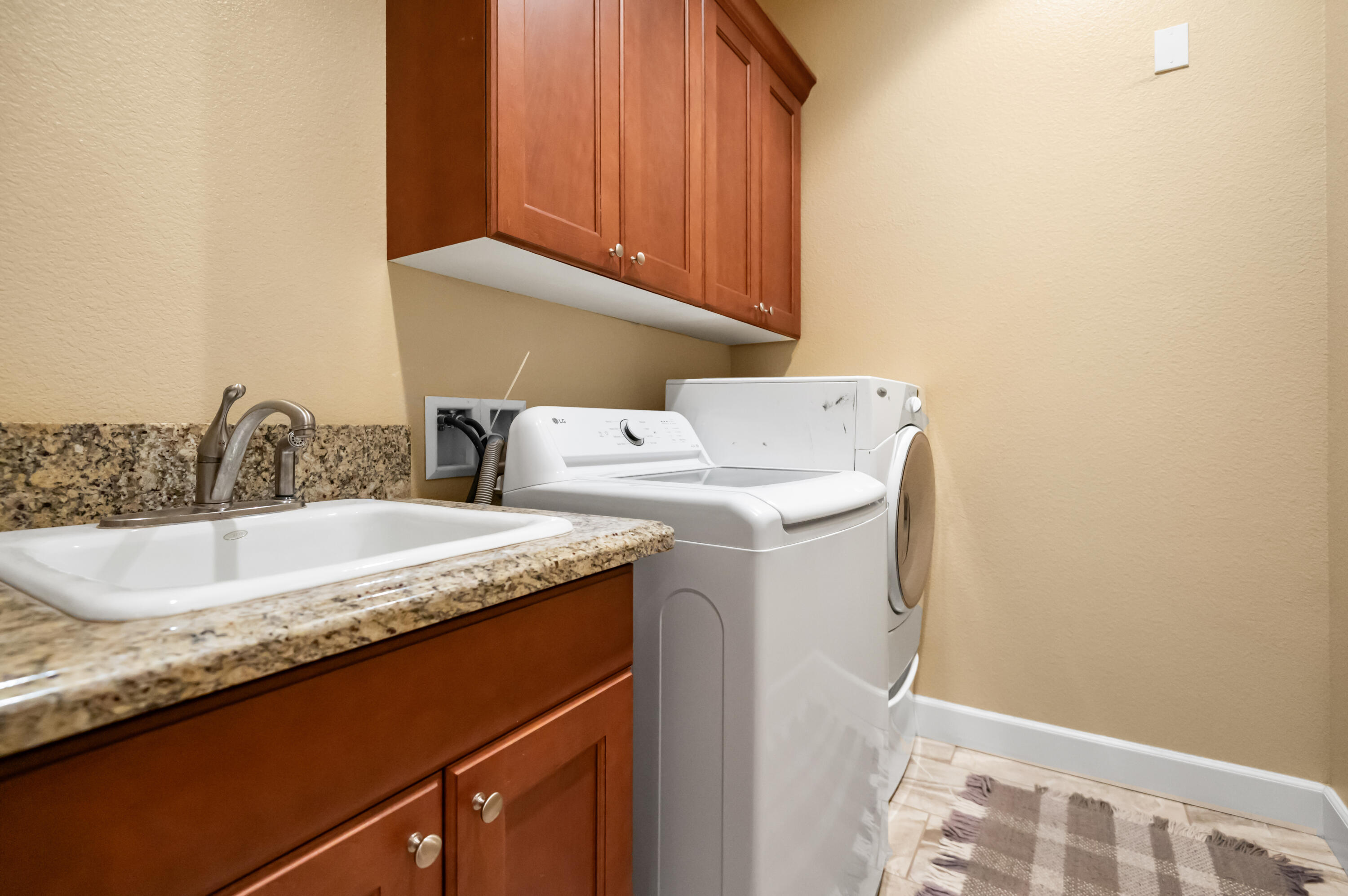 5512 W Orchard Ave, Visalia, CA 93277