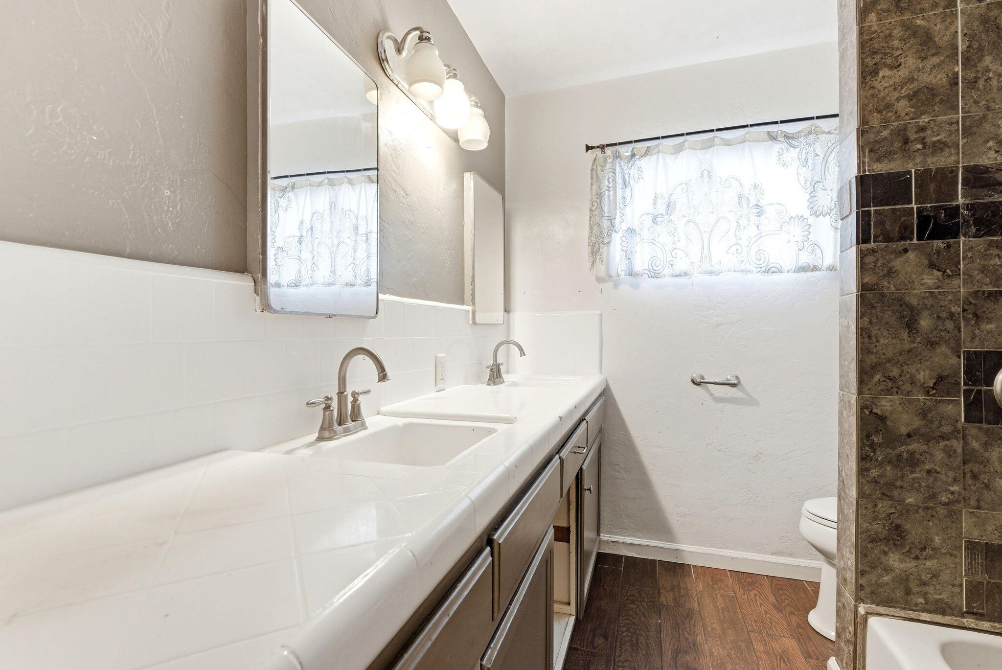 2422 S West St, Visalia, CA 93277