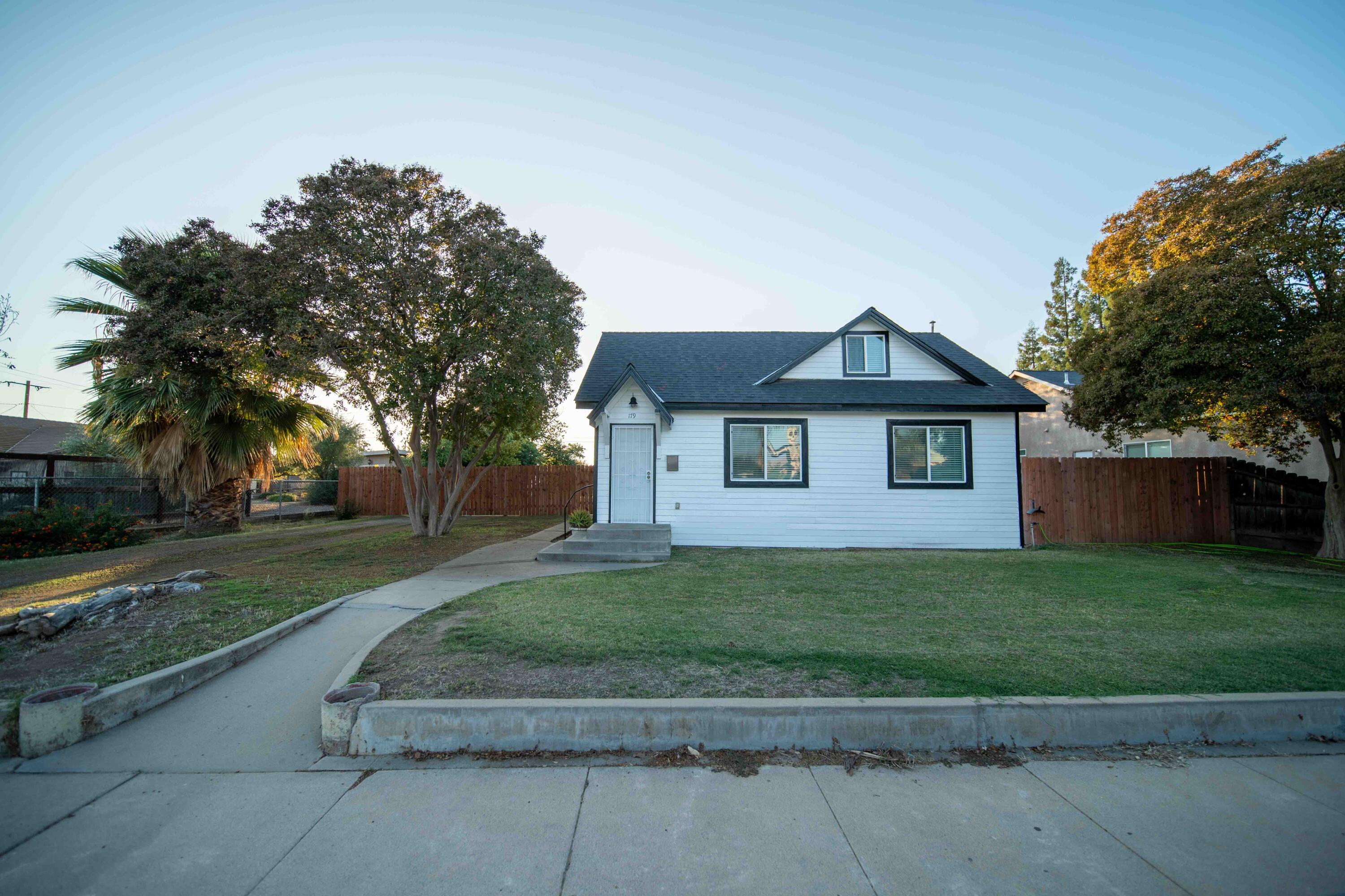 179 N Acacia St, Woodlake, CA 93286