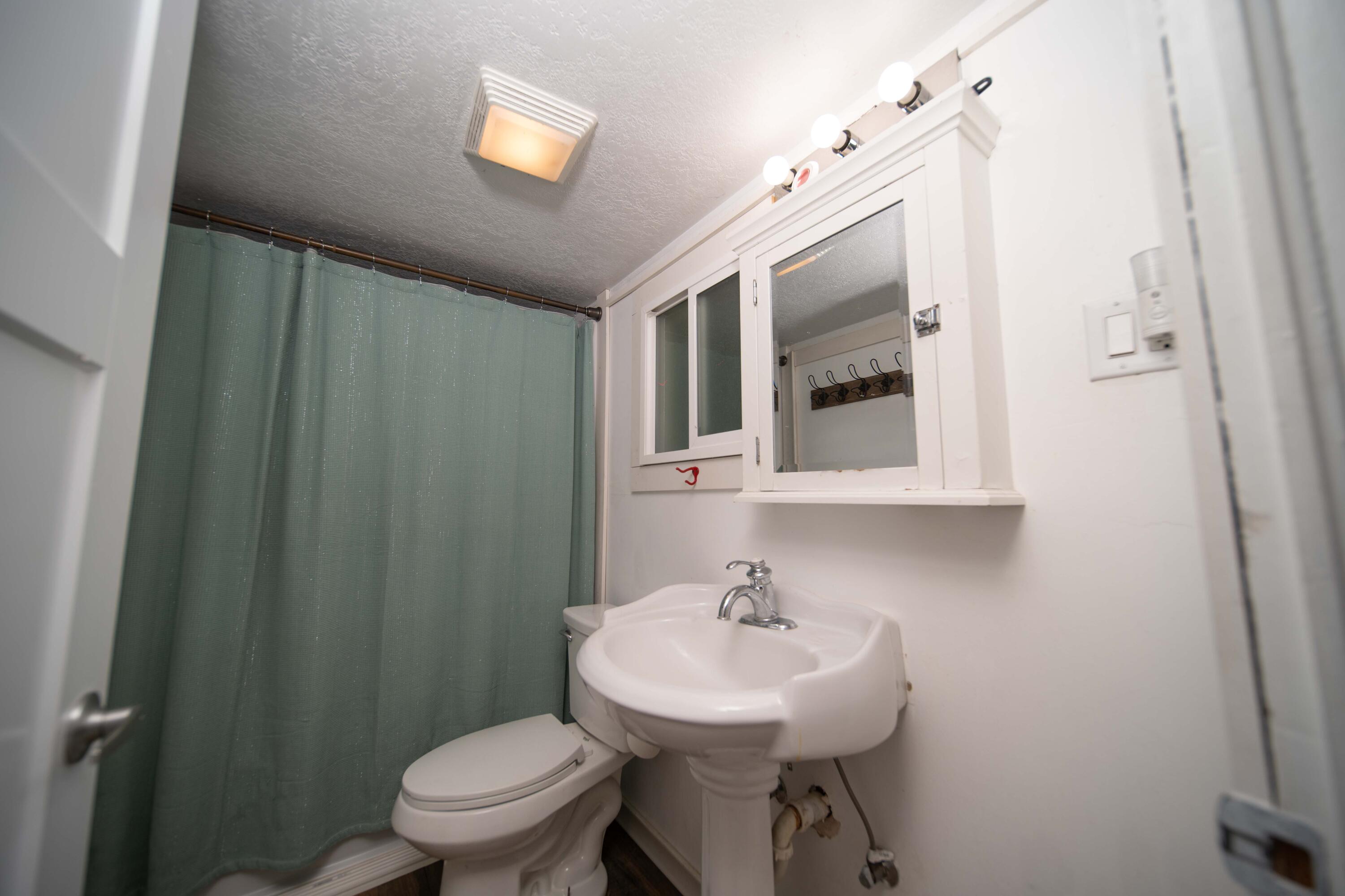 179 N Acacia St, Woodlake, CA 93286