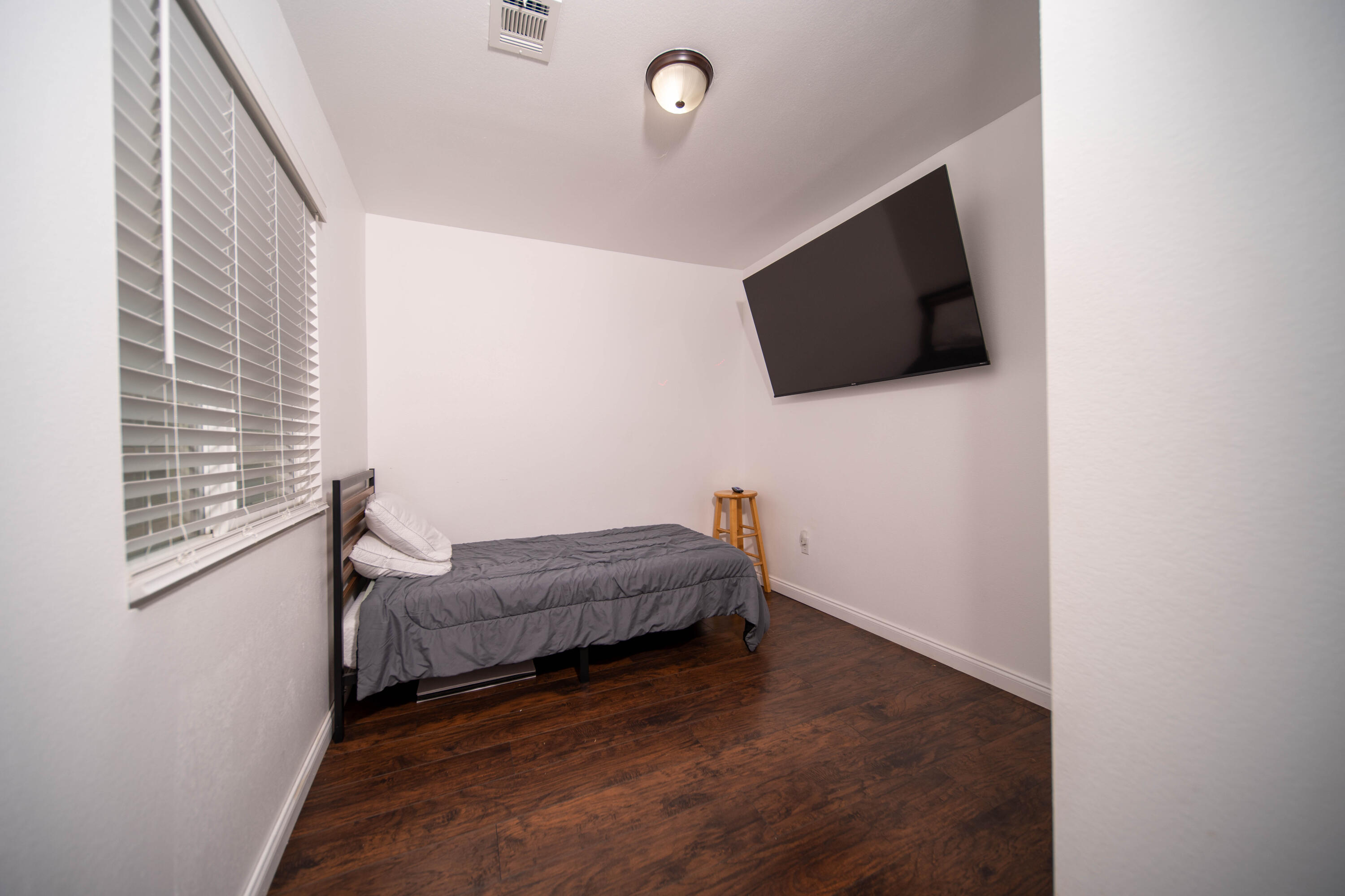 179 N Acacia St, Woodlake, CA 93286