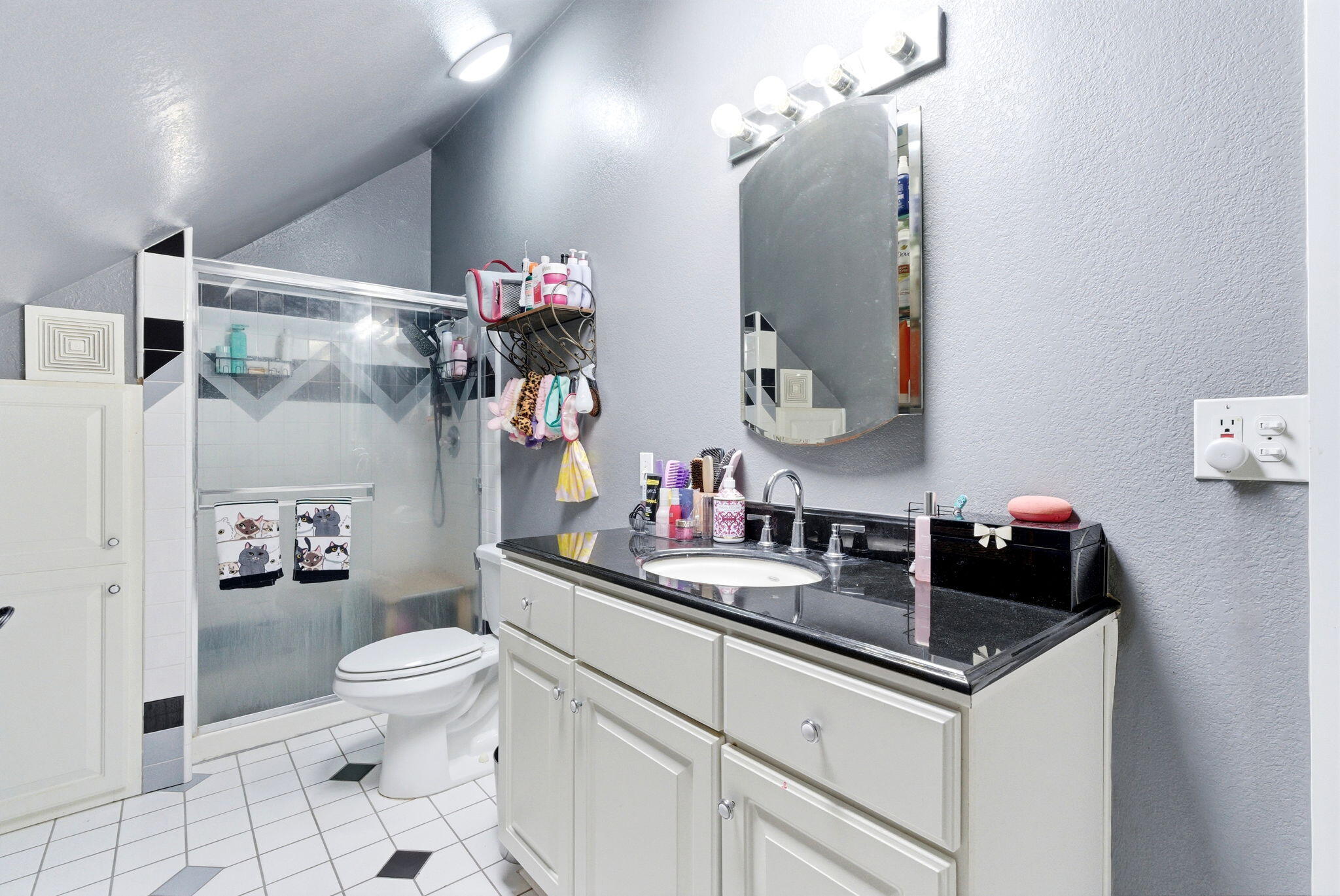 1250 N Harris St, Hanford, CA 93230