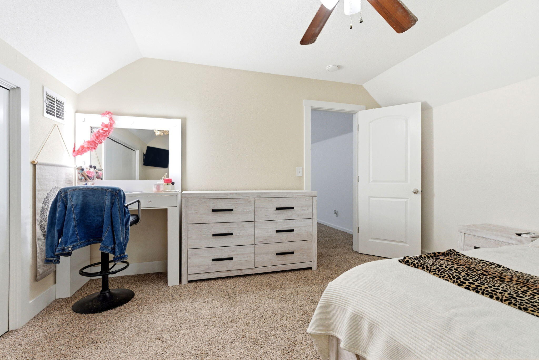 1250 N Harris St, Hanford, CA 93230