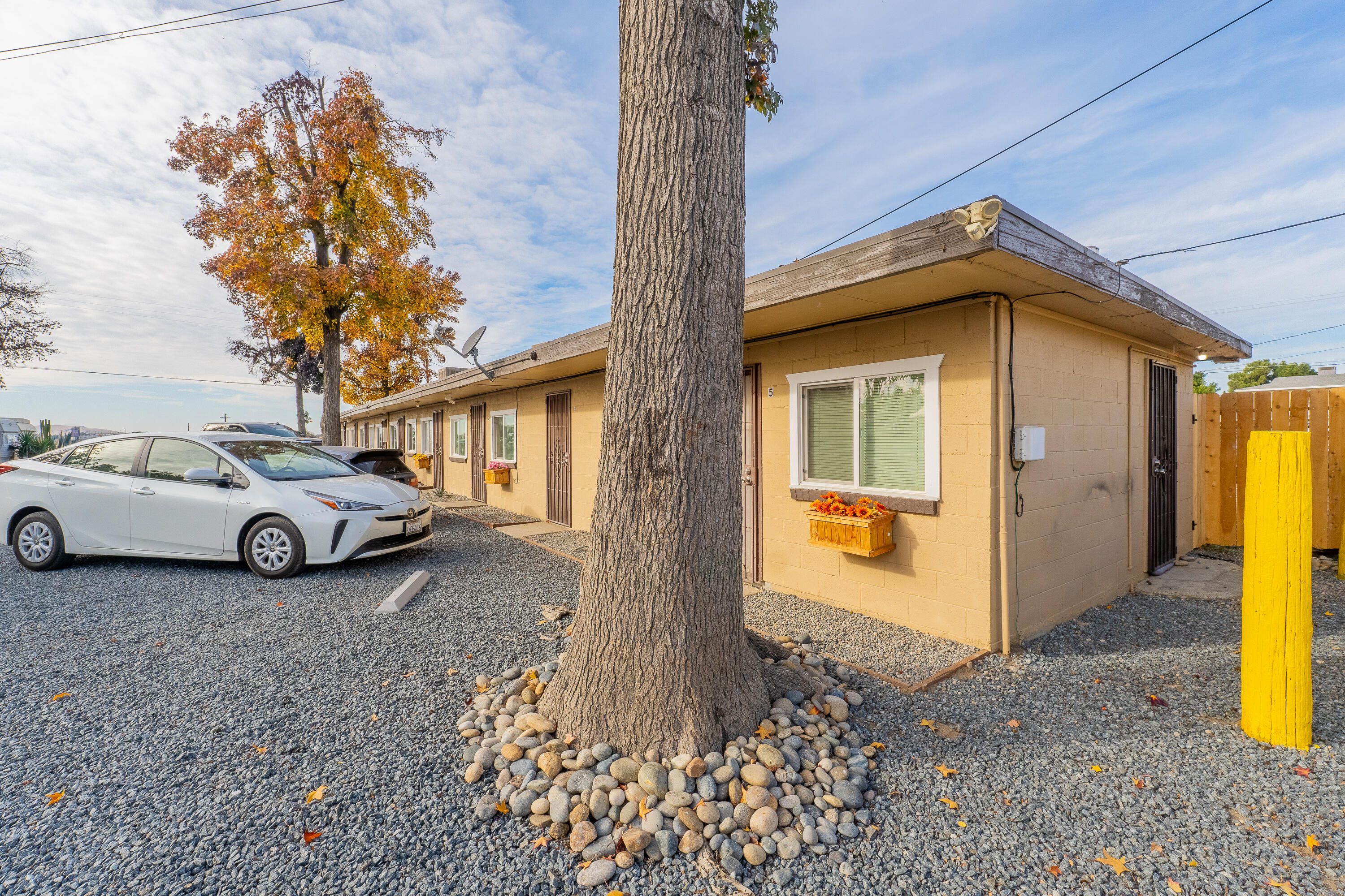 858 S S Valencia Blvd, Woodlake, CA 93286