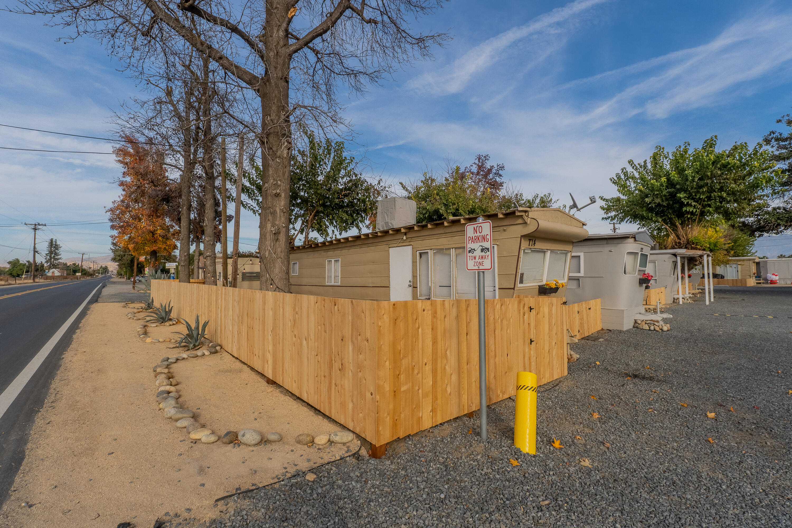 858 S S Valencia Blvd, Woodlake, CA 93286