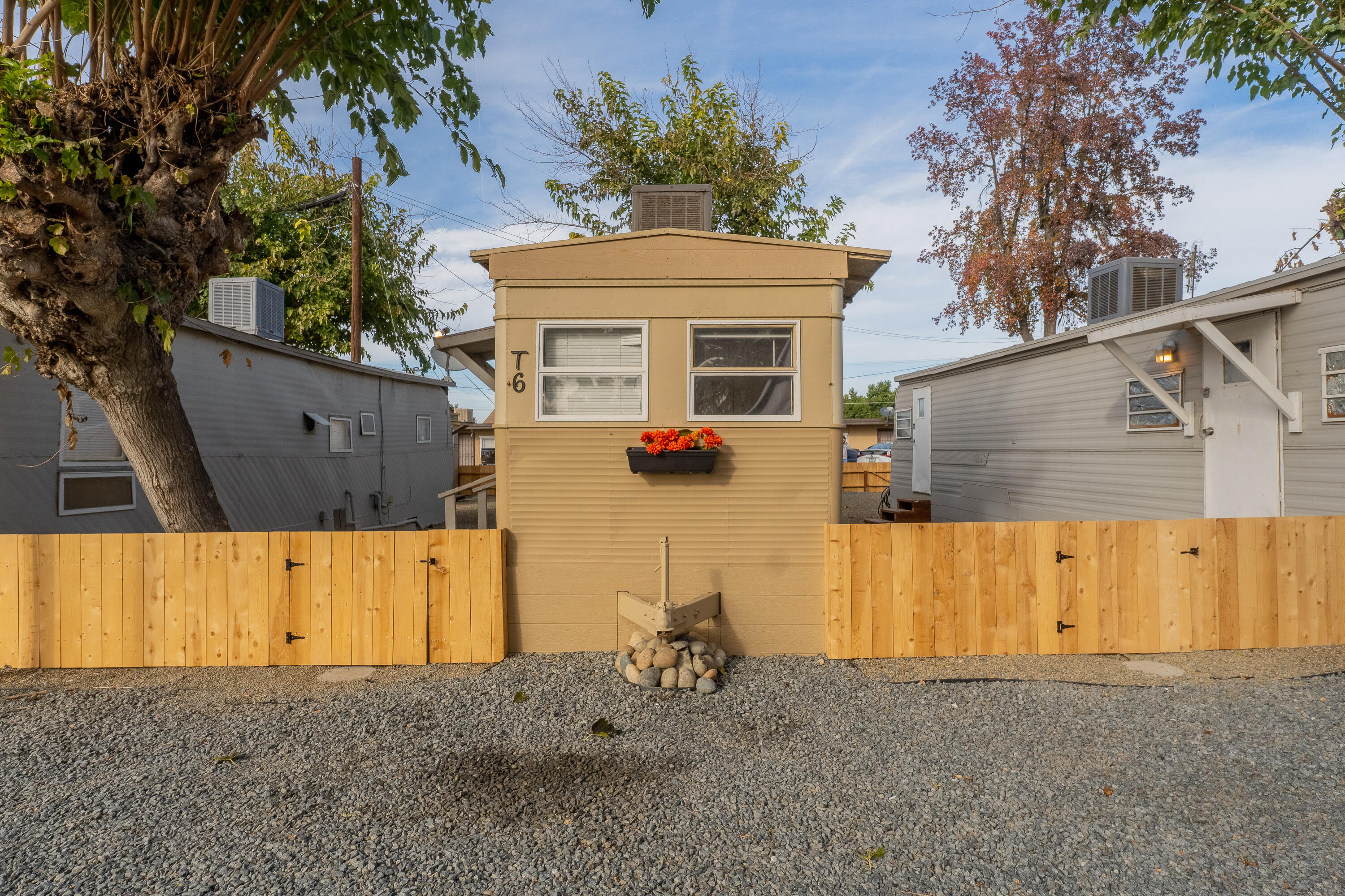 858 S S Valencia Blvd, Woodlake, CA 93286