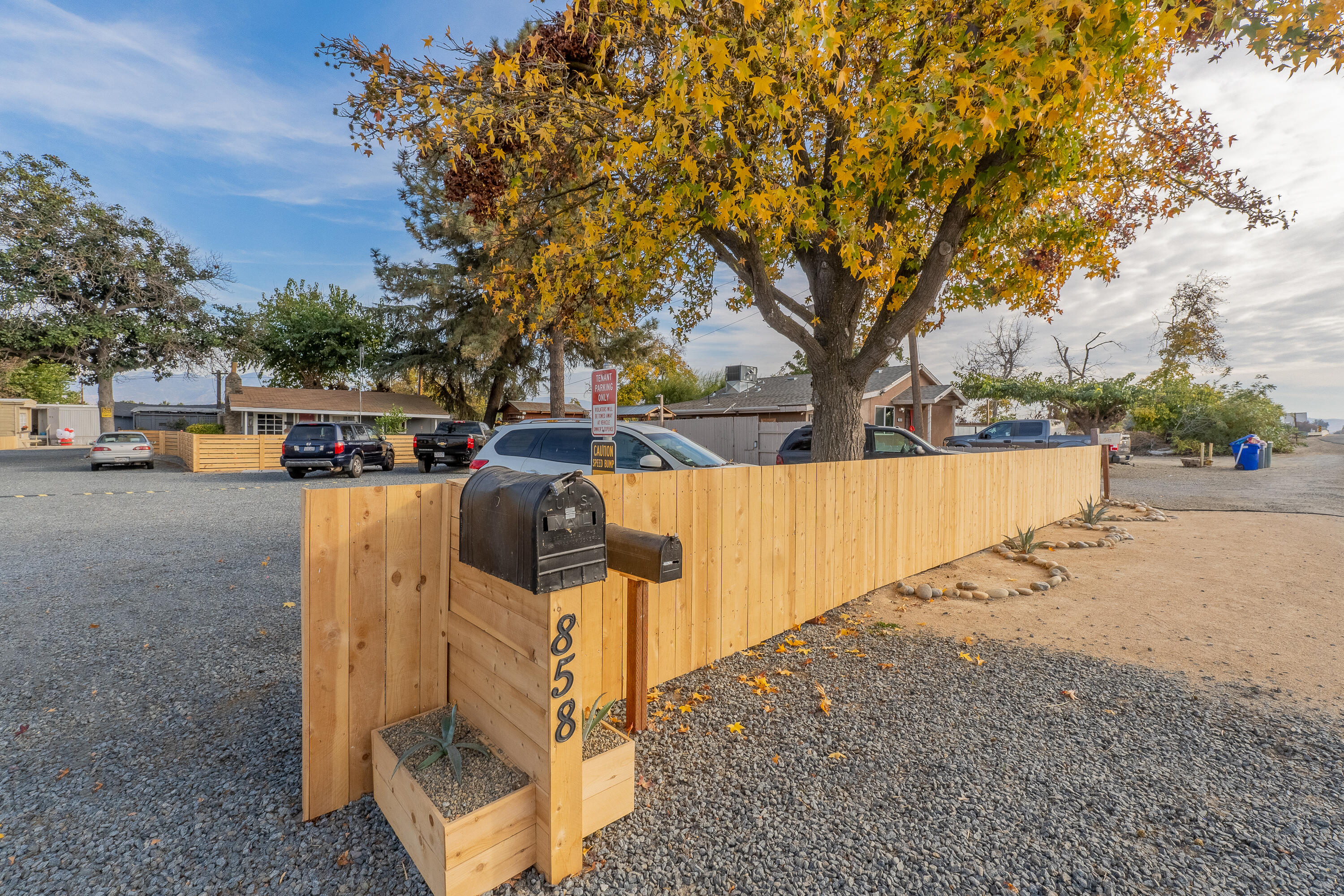 858 S S Valencia Blvd, Woodlake, CA 93286