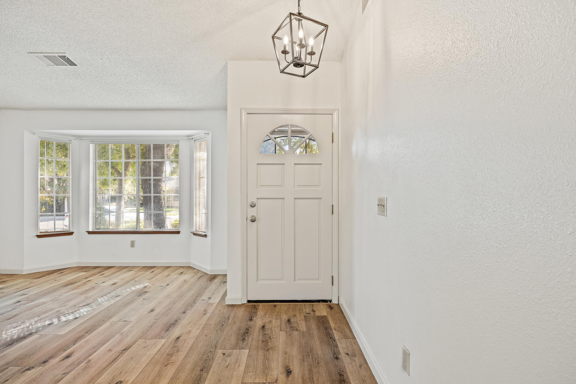 5946 W Howard Ct, Visalia, CA 93277