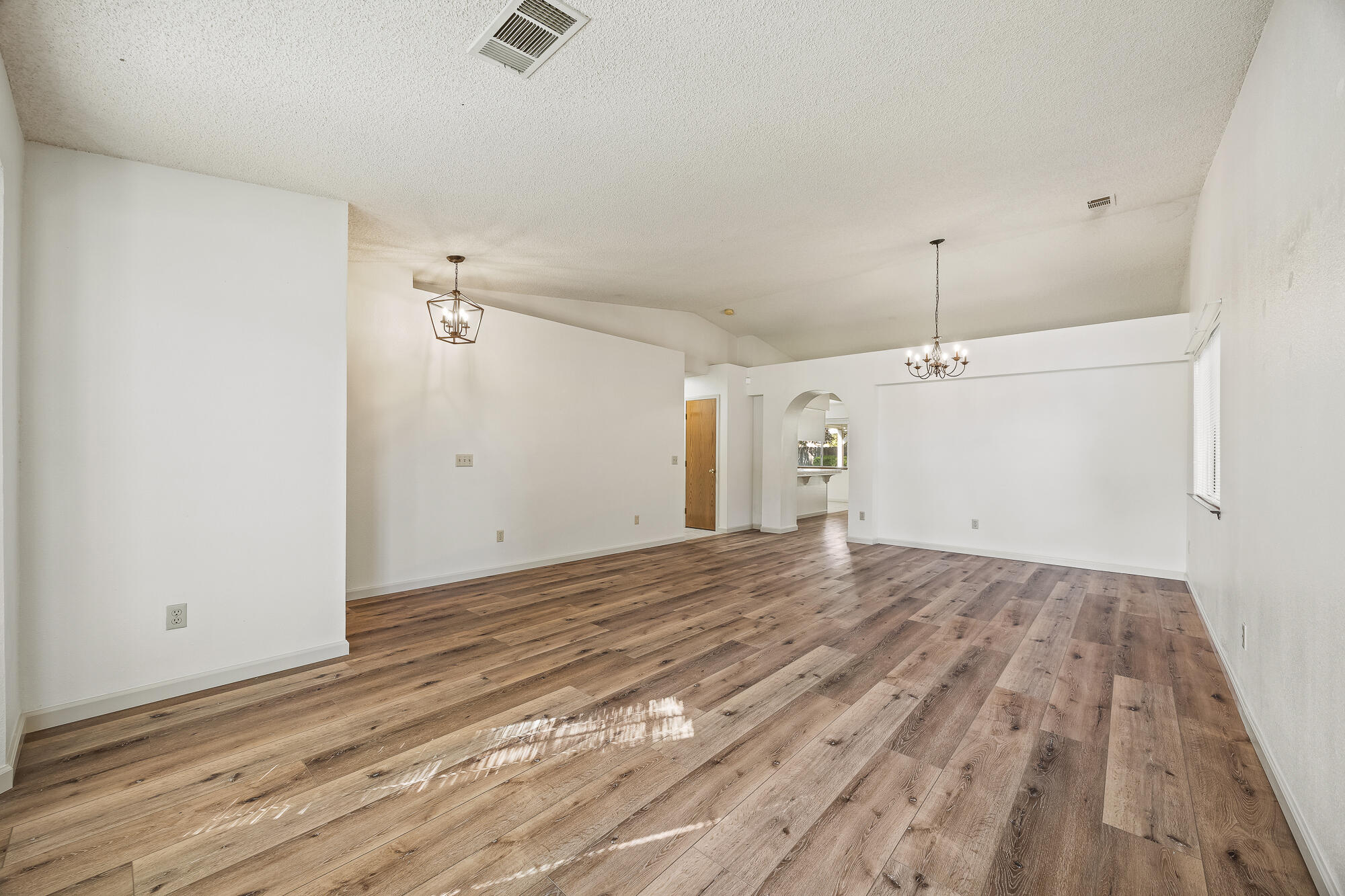 5946 W Howard Ct, Visalia, CA 93277