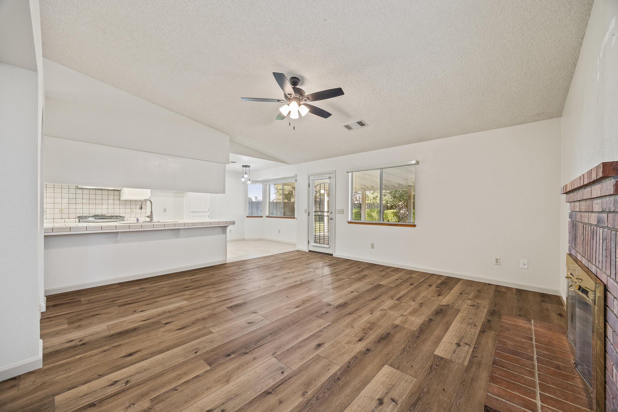 5946 W Howard Ct, Visalia, CA 93277