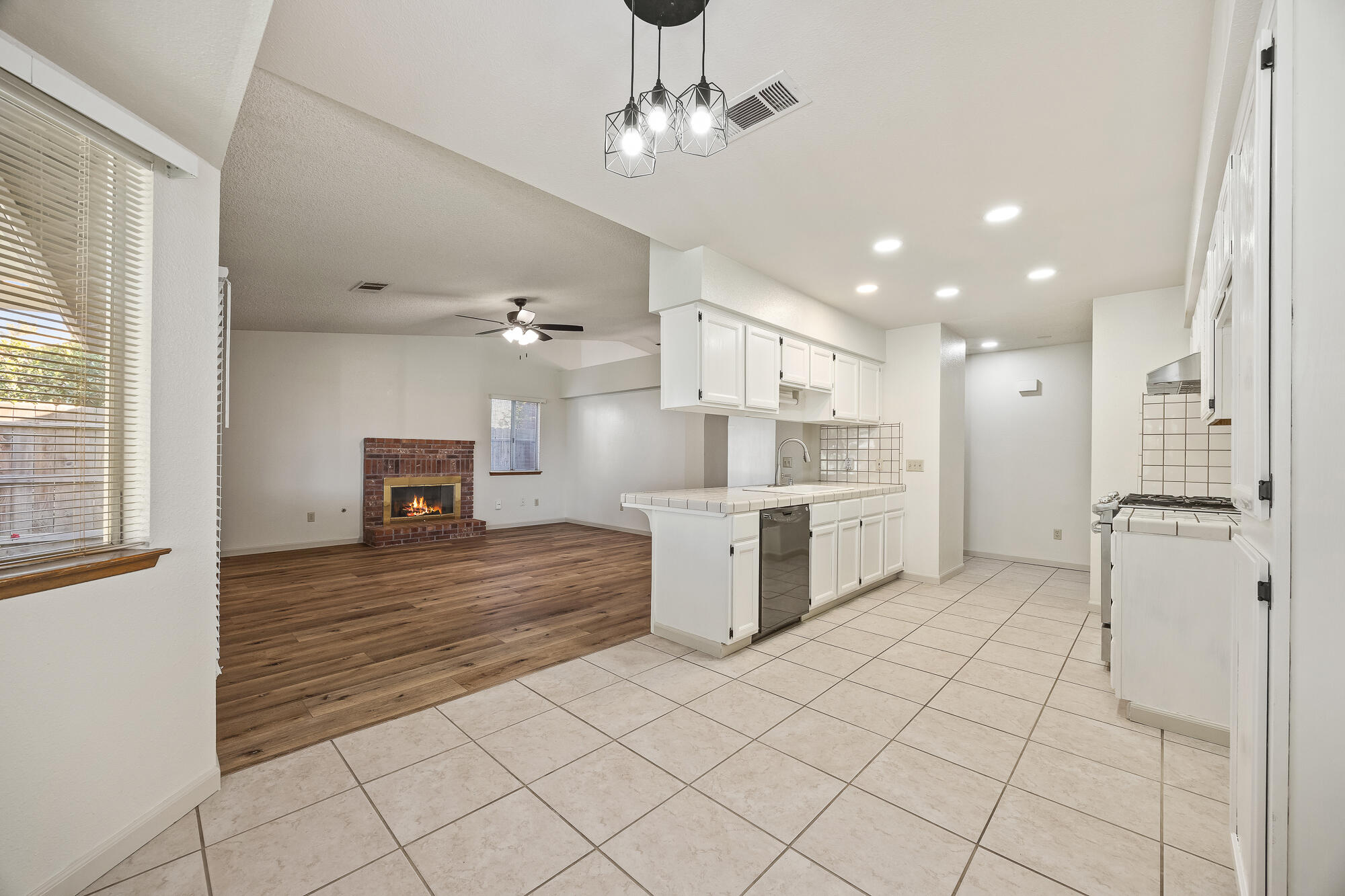 5946 W Howard Ct, Visalia, CA 93277