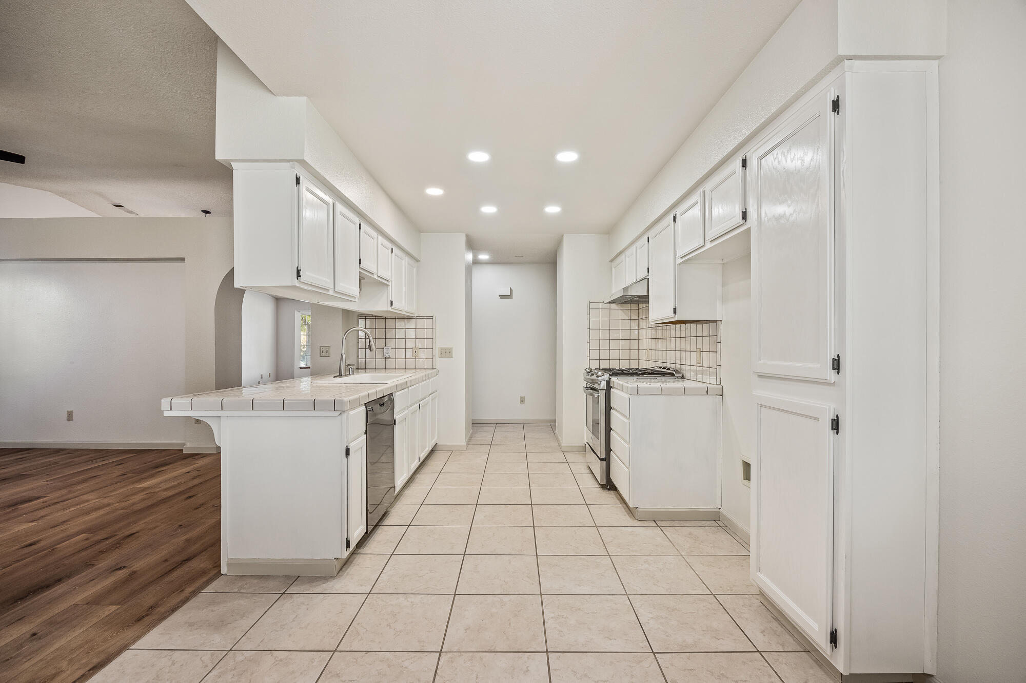 5946 W Howard Ct, Visalia, CA 93277