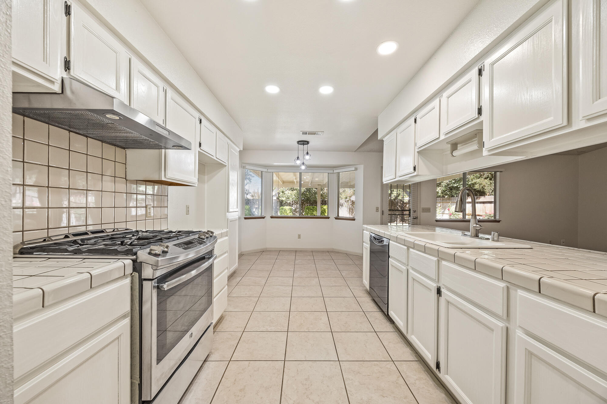 5946 W Howard Ct, Visalia, CA 93277