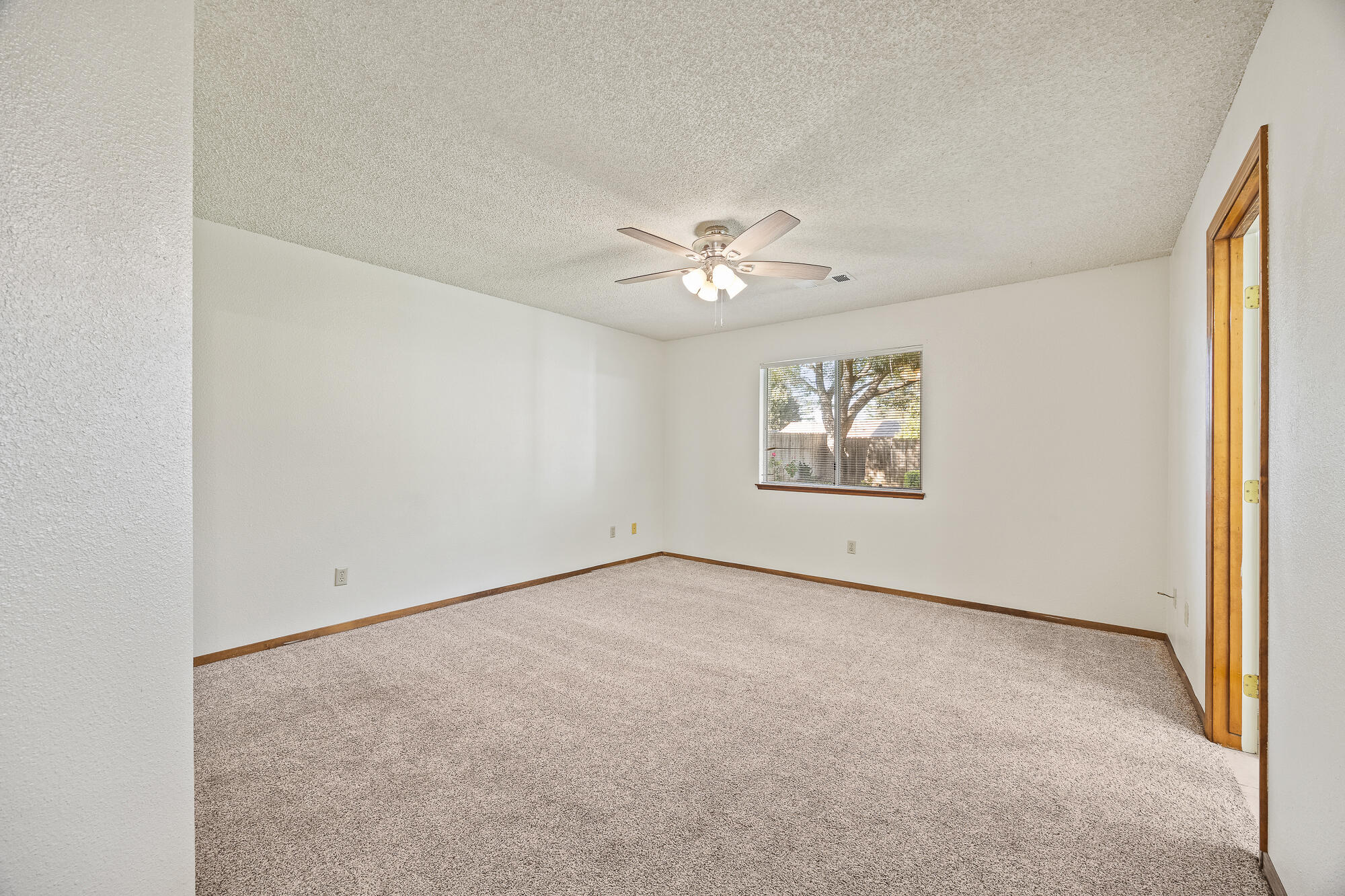 5946 W Howard Ct, Visalia, CA 93277