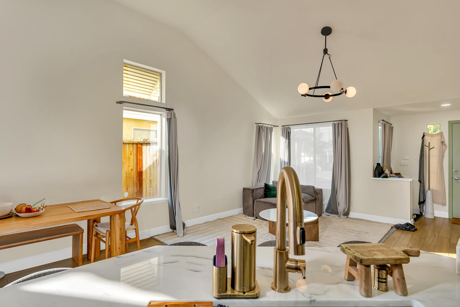 4239 W Cambridge Ave, Fresno, CA 93722