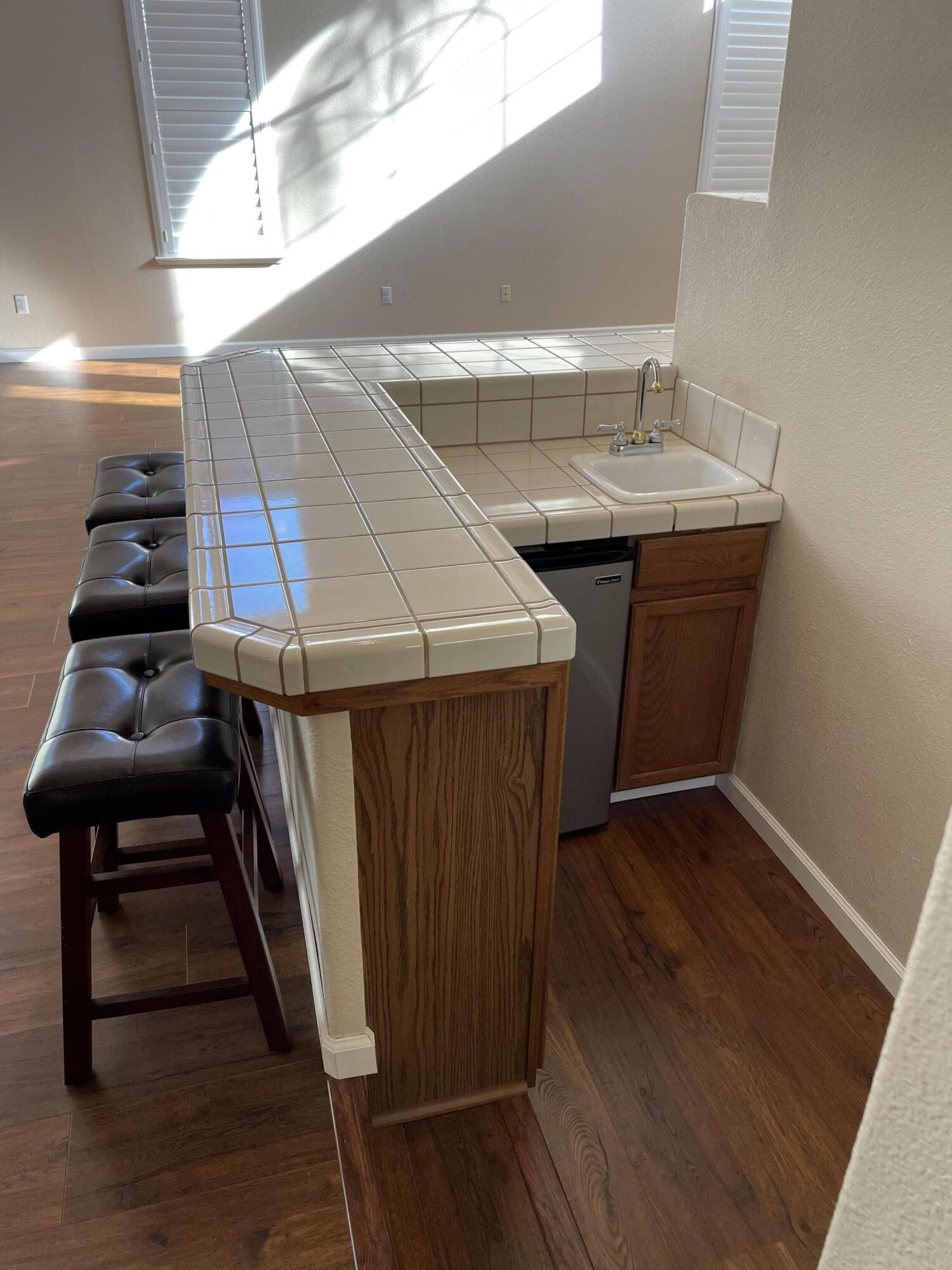 989 Laguna Dr, Lemoore, CA 93245