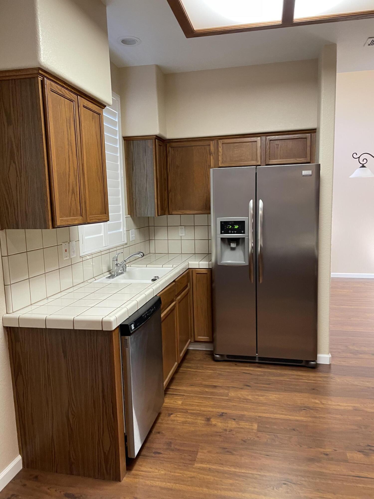 989 Laguna Dr, Lemoore, CA 93245