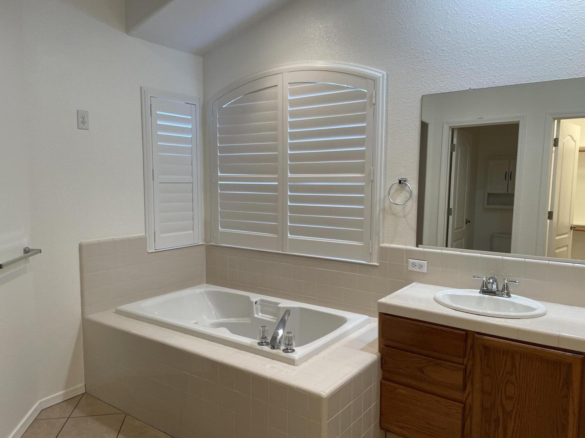 989 Laguna Dr, Lemoore, CA 93245