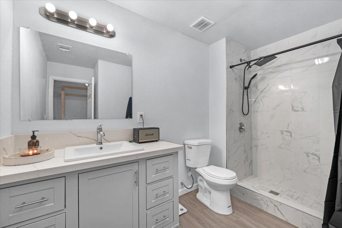 2423 E Vassar Dr, Visalia, CA 93292