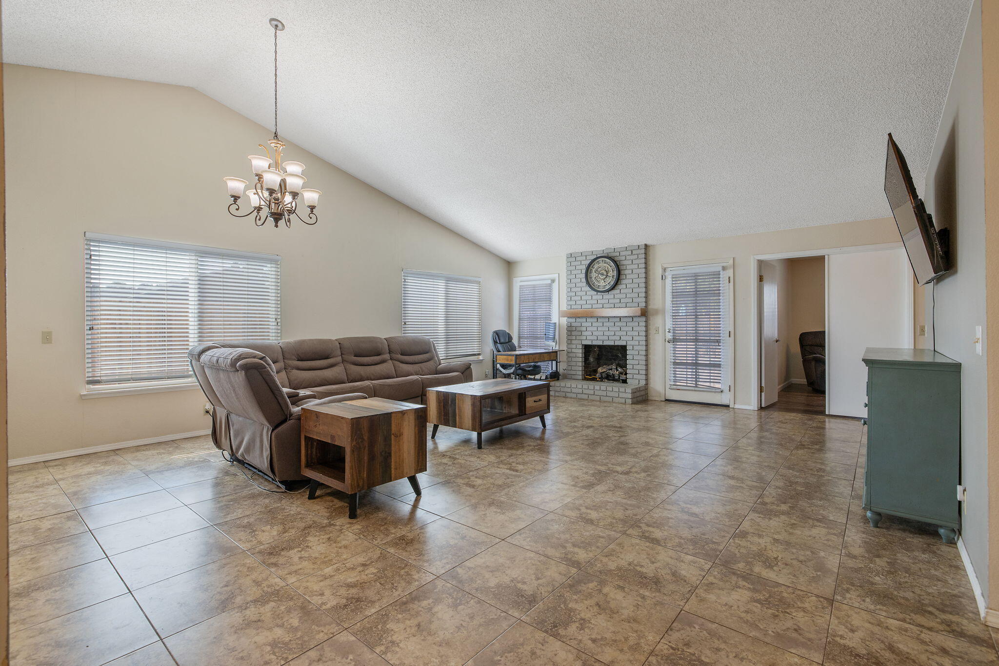 1007 N Atwood St, Visalia, CA 93291