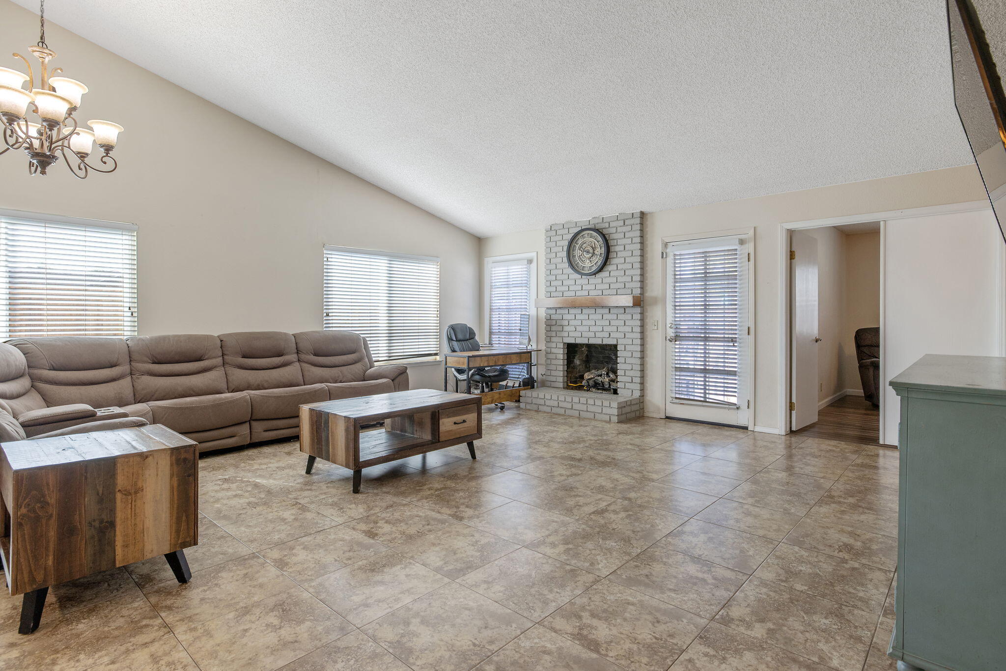 1007 N Atwood St, Visalia, CA 93291