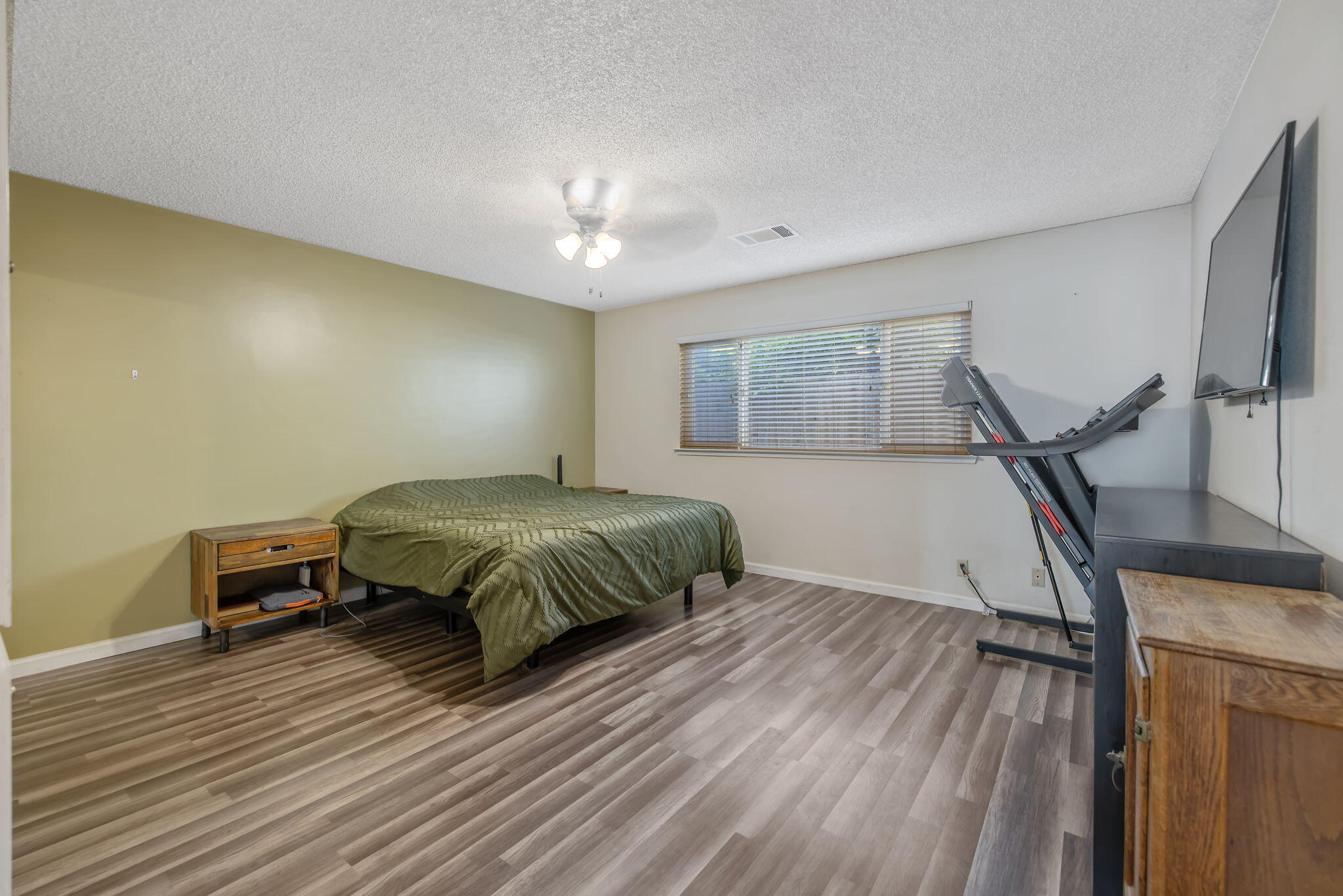 1007 N Atwood St, Visalia, CA 93291