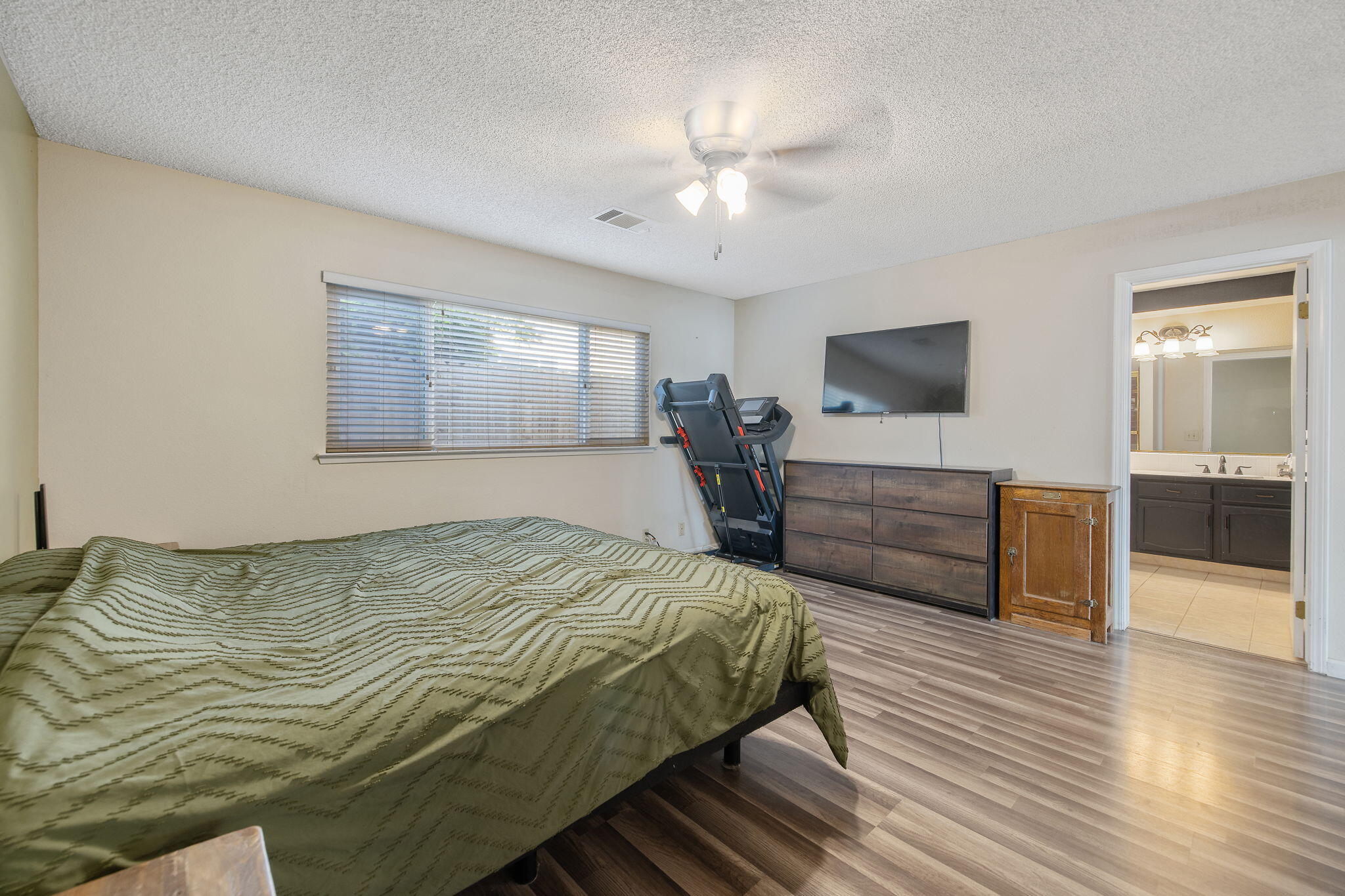 1007 N Atwood St, Visalia, CA 93291