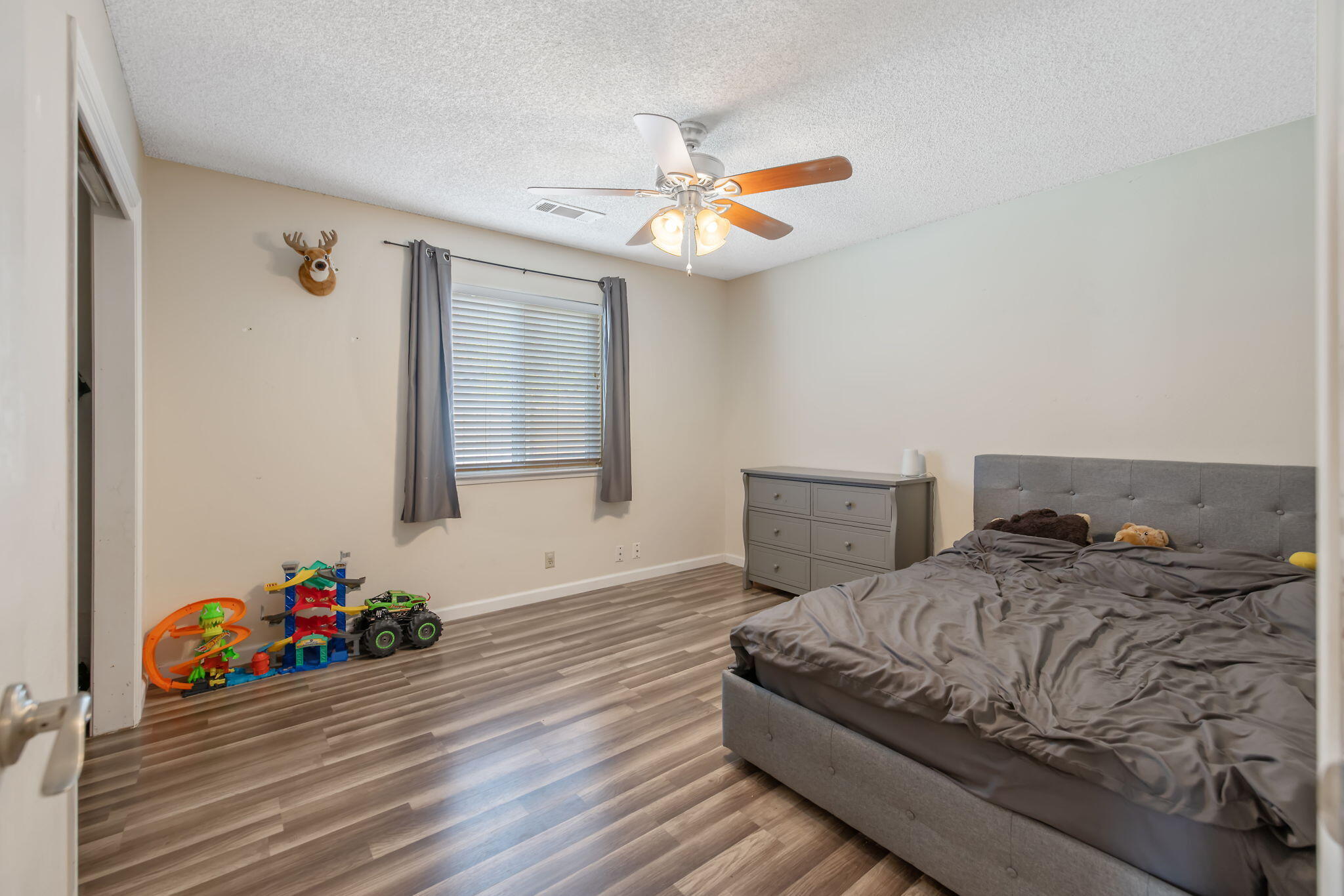 1007 N Atwood St, Visalia, CA 93291