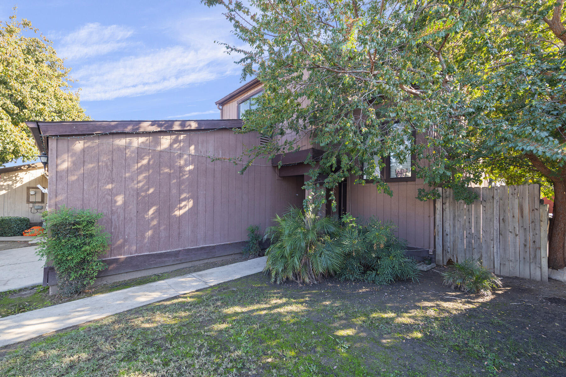 219 E Elowin Ct, Visalia, CA 93291