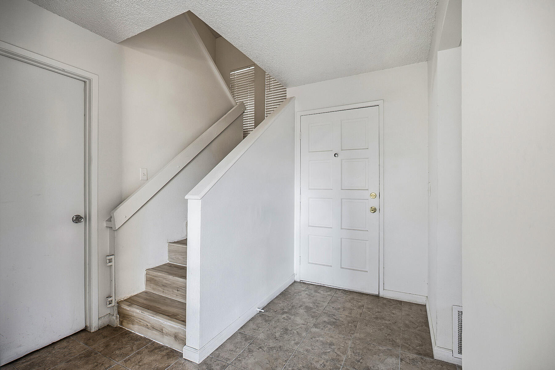 219 E Elowin Ct, Visalia, CA 93291