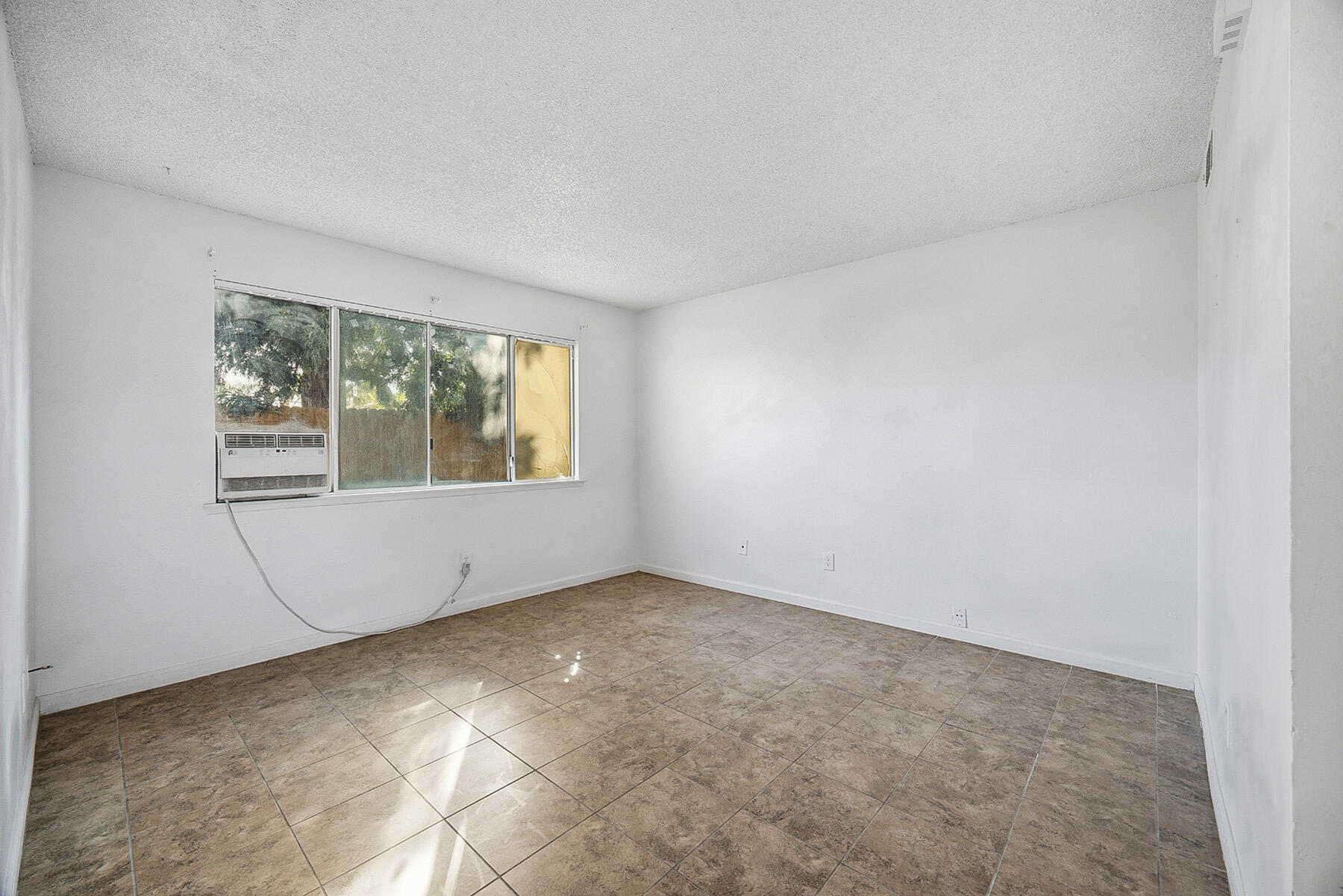 219 E Elowin Ct, Visalia, CA 93291