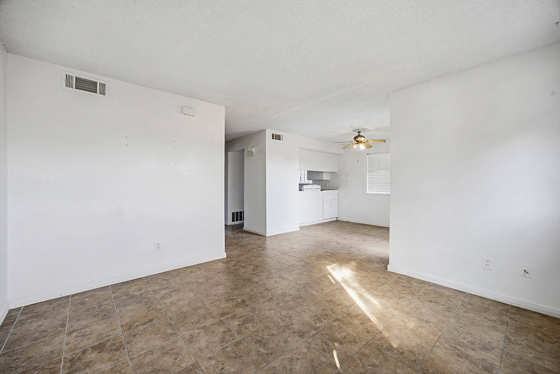 219 E Elowin Ct, Visalia, CA 93291