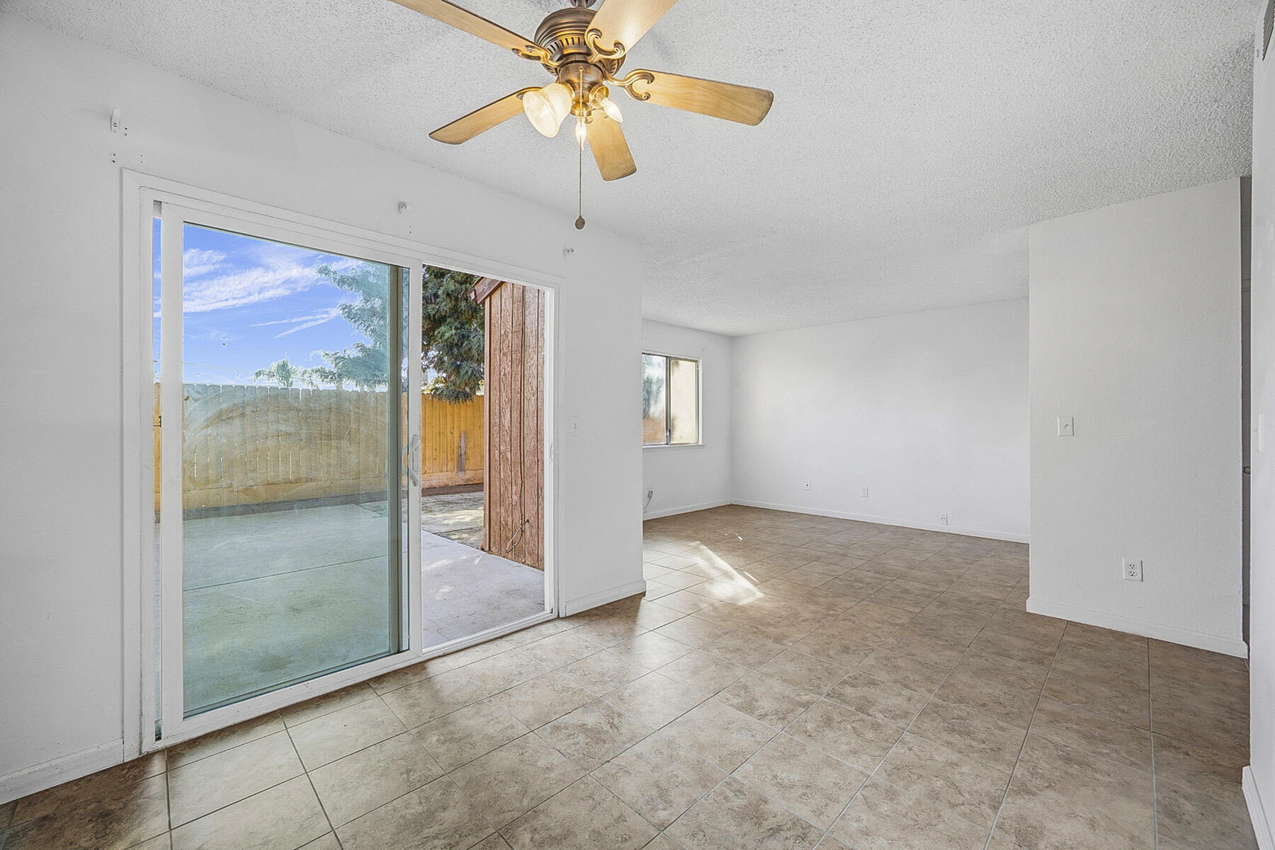 219 E Elowin Ct, Visalia, CA 93291