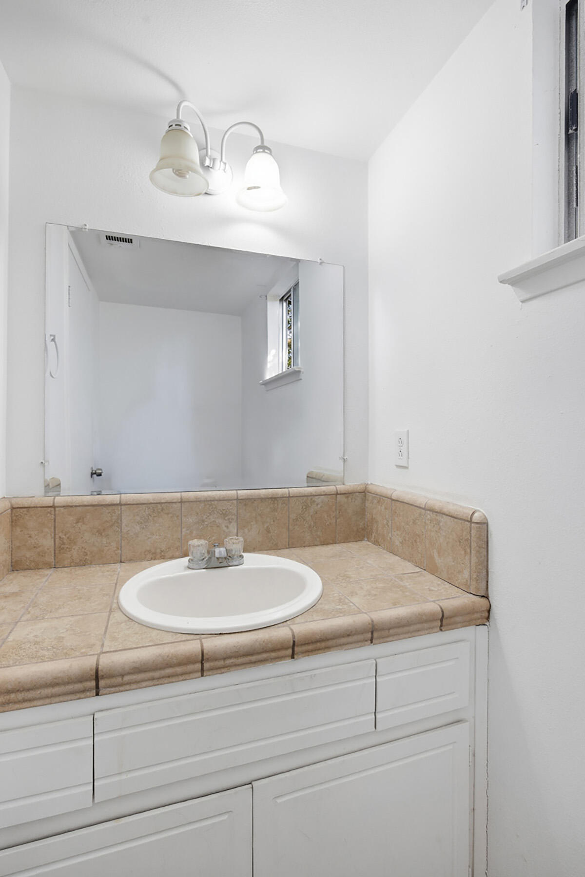 219 E Elowin Ct, Visalia, CA 93291