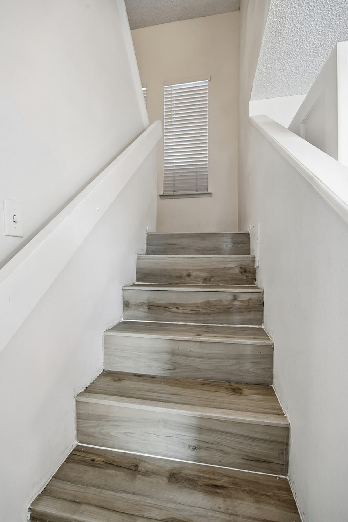 219 E Elowin Ct, Visalia, CA 93291