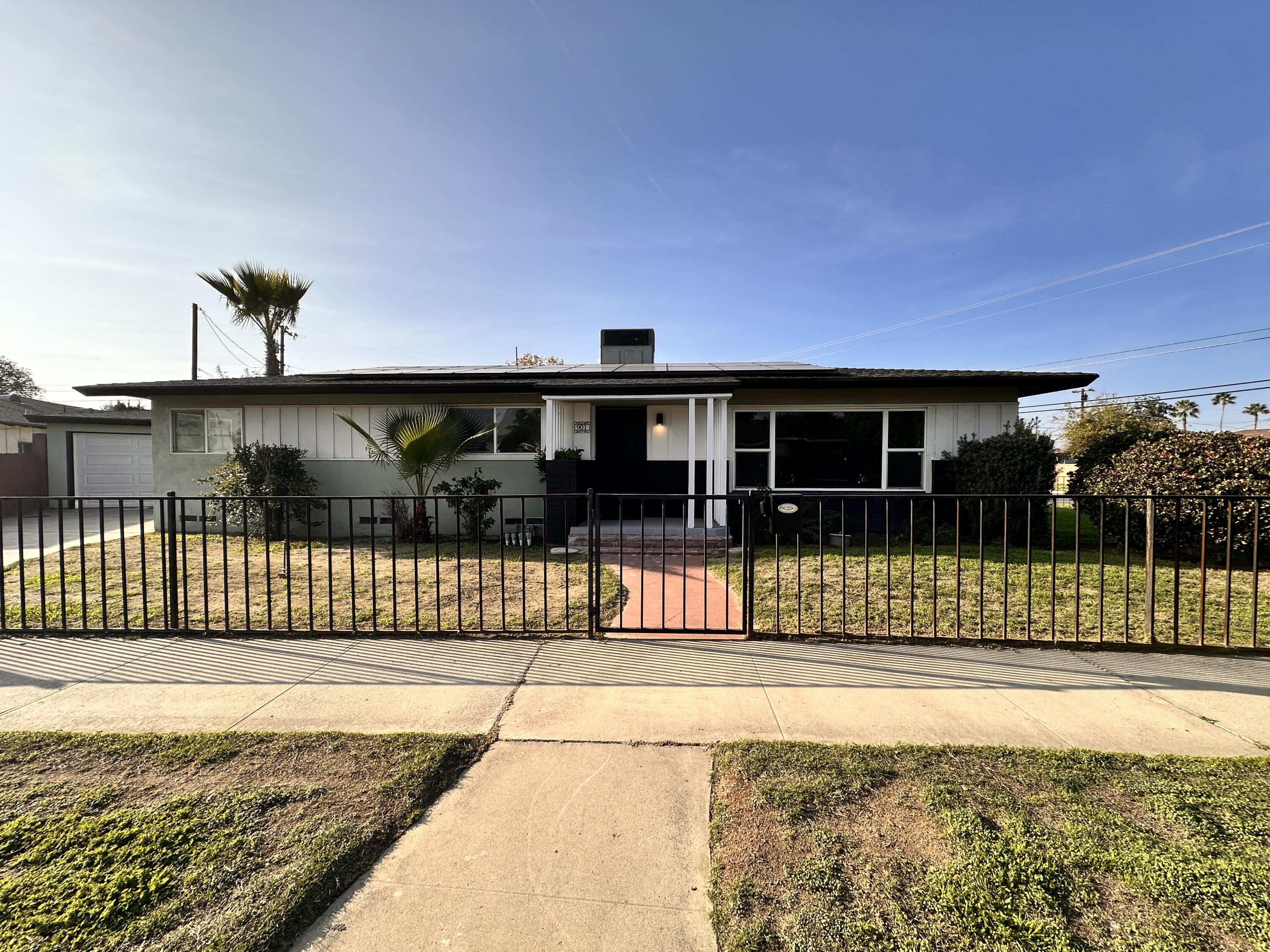 901 Paloma St, Bakersfield, CA 93304