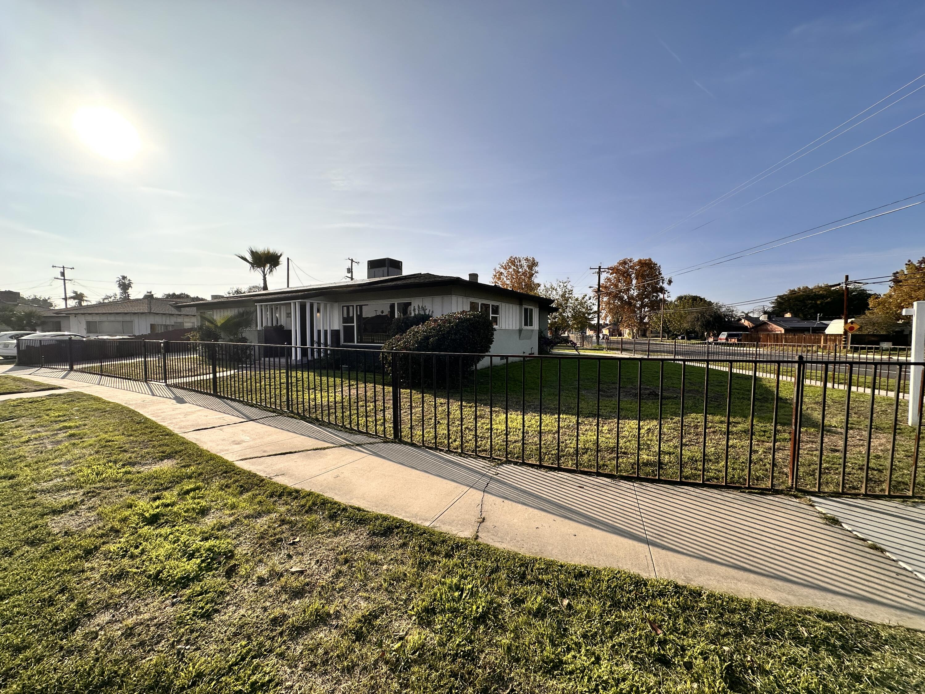 901 Paloma St, Bakersfield, CA 93304