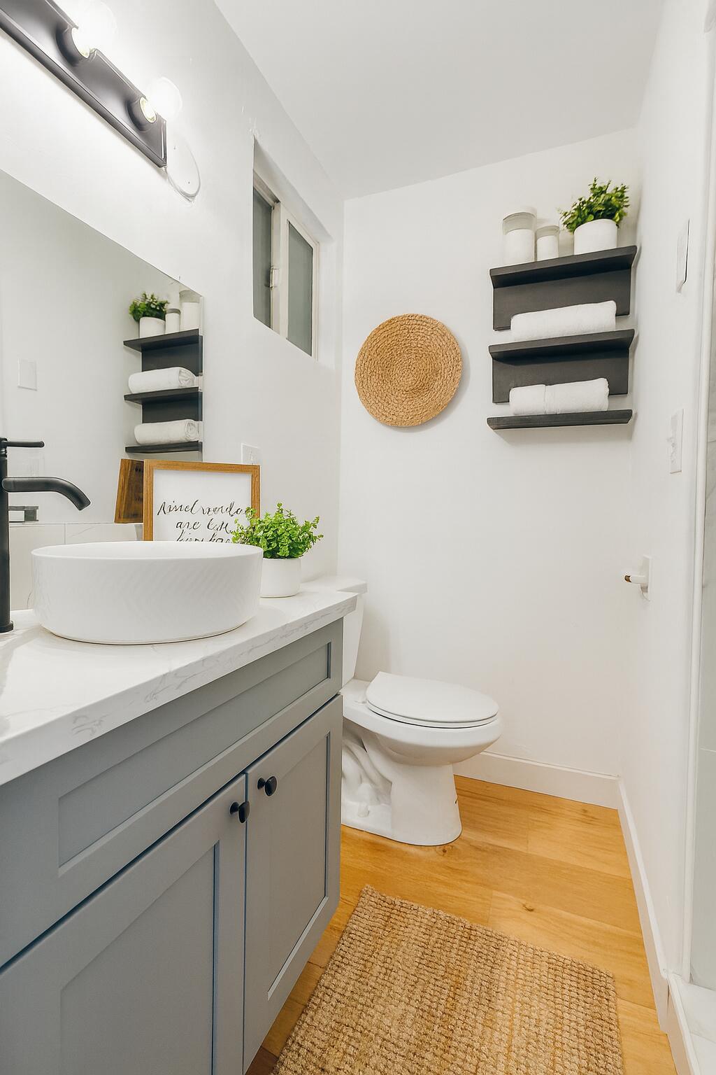 901 Paloma St, Bakersfield, CA 93304