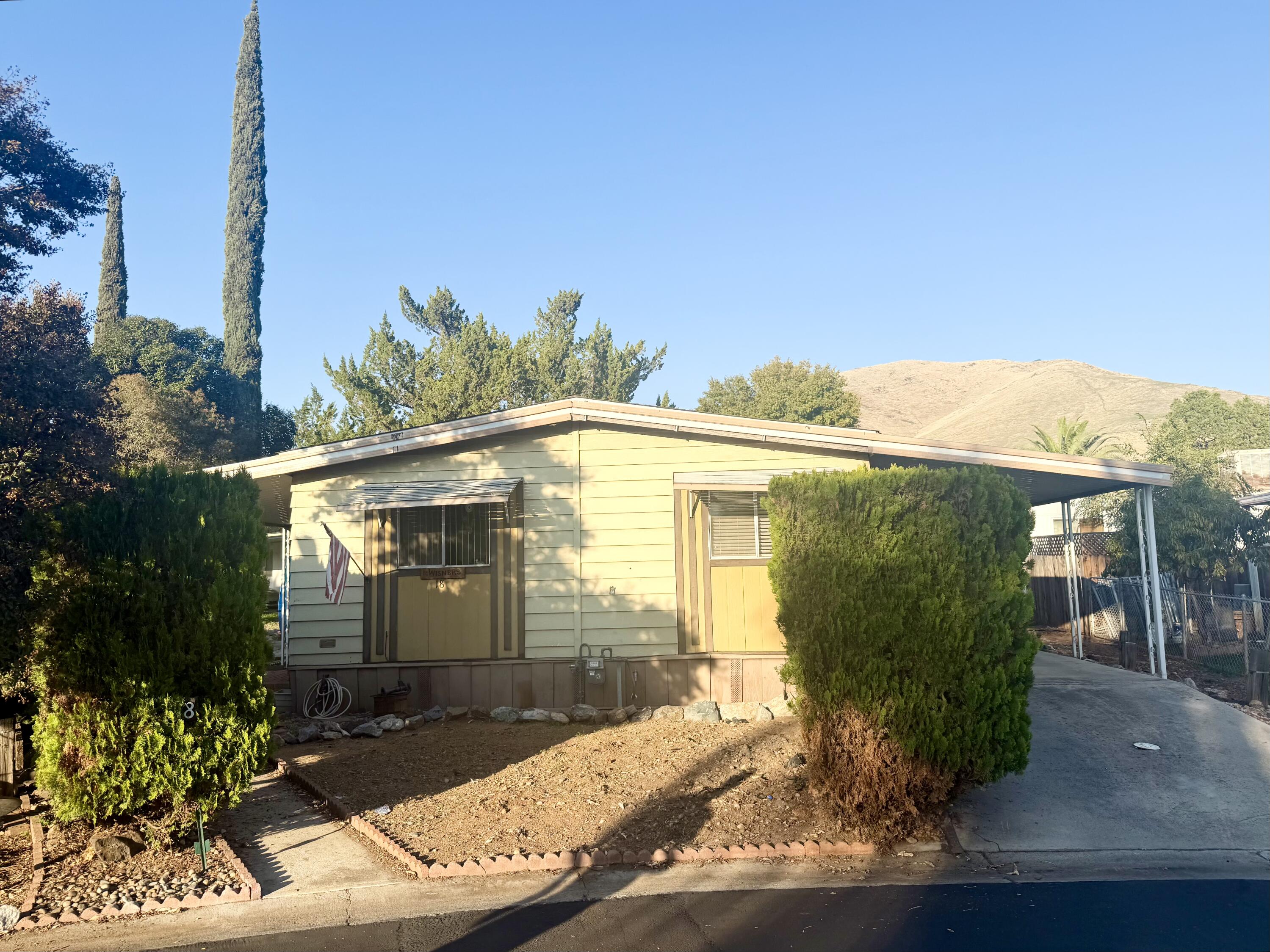 690 N Castle Rock St #18, Woodlake, CA 93286