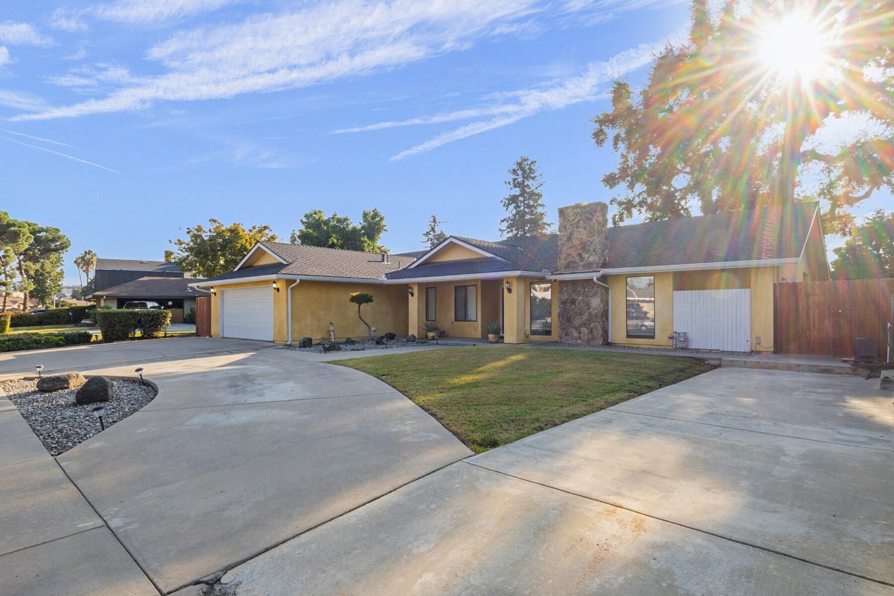 1209 N N Gem St, Tulare, CA 93274