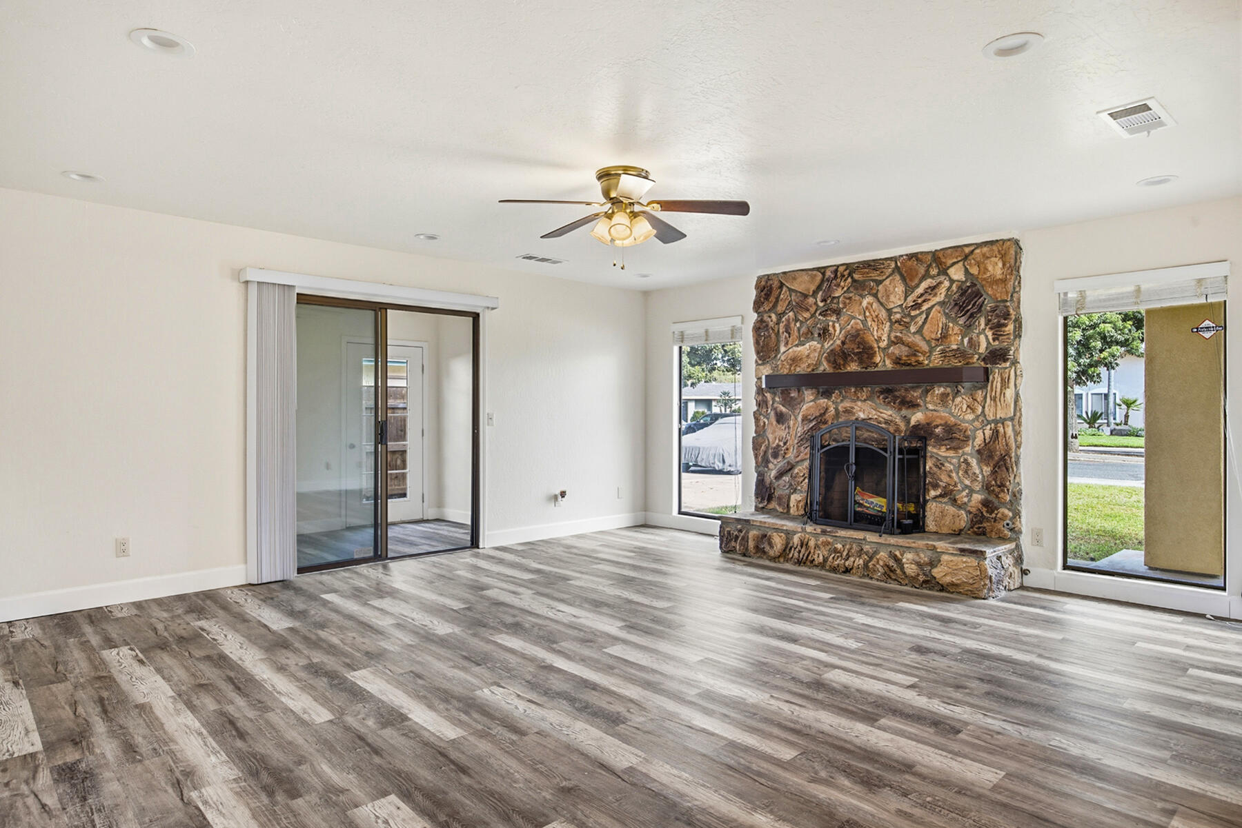 1209 N N Gem St, Tulare, CA 93274