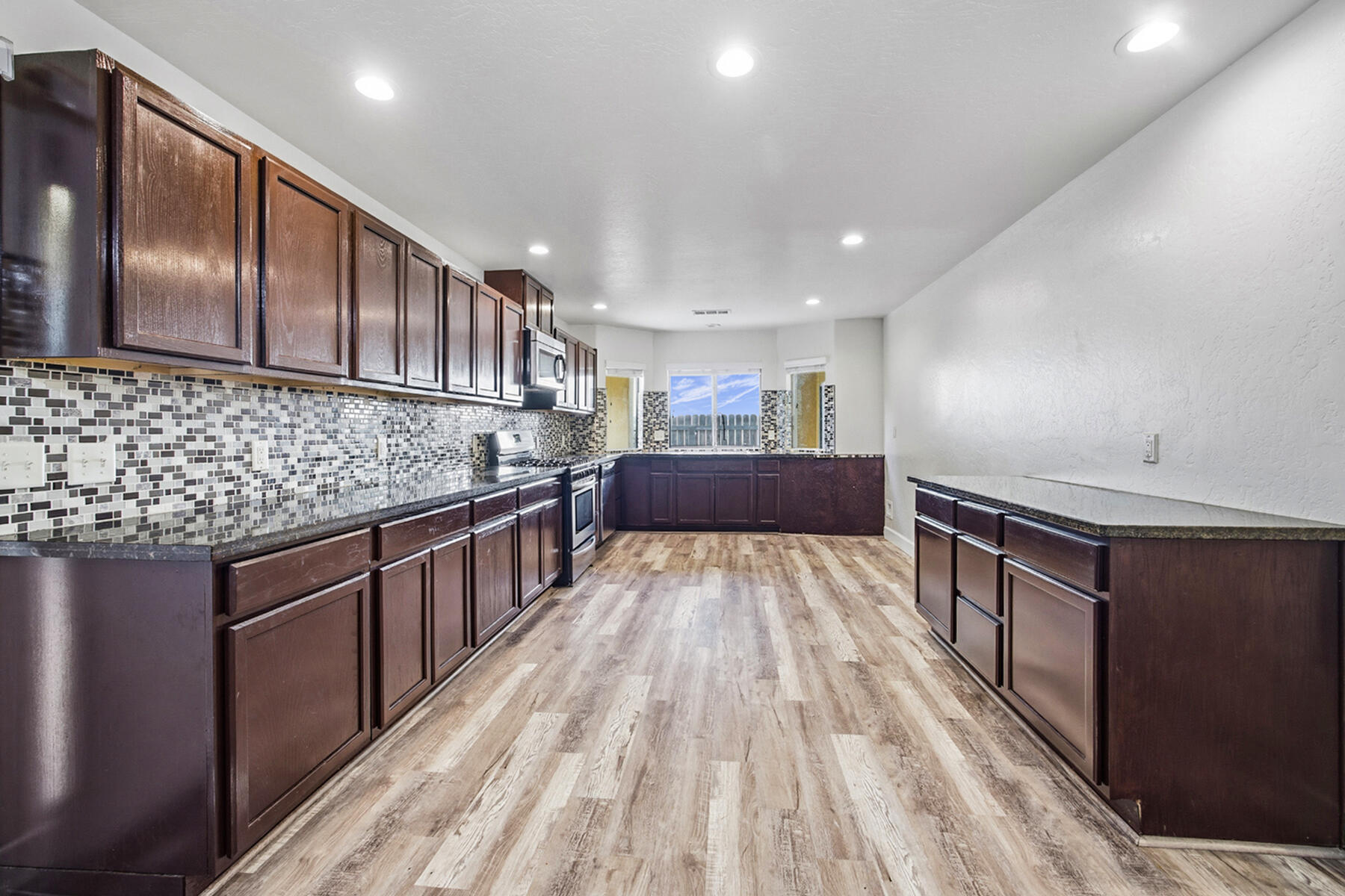 1209 N N Gem St, Tulare, CA 93274