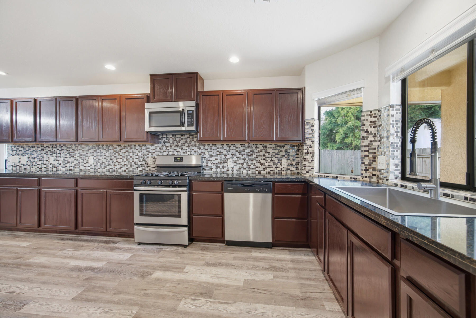 1209 N N Gem St, Tulare, CA 93274