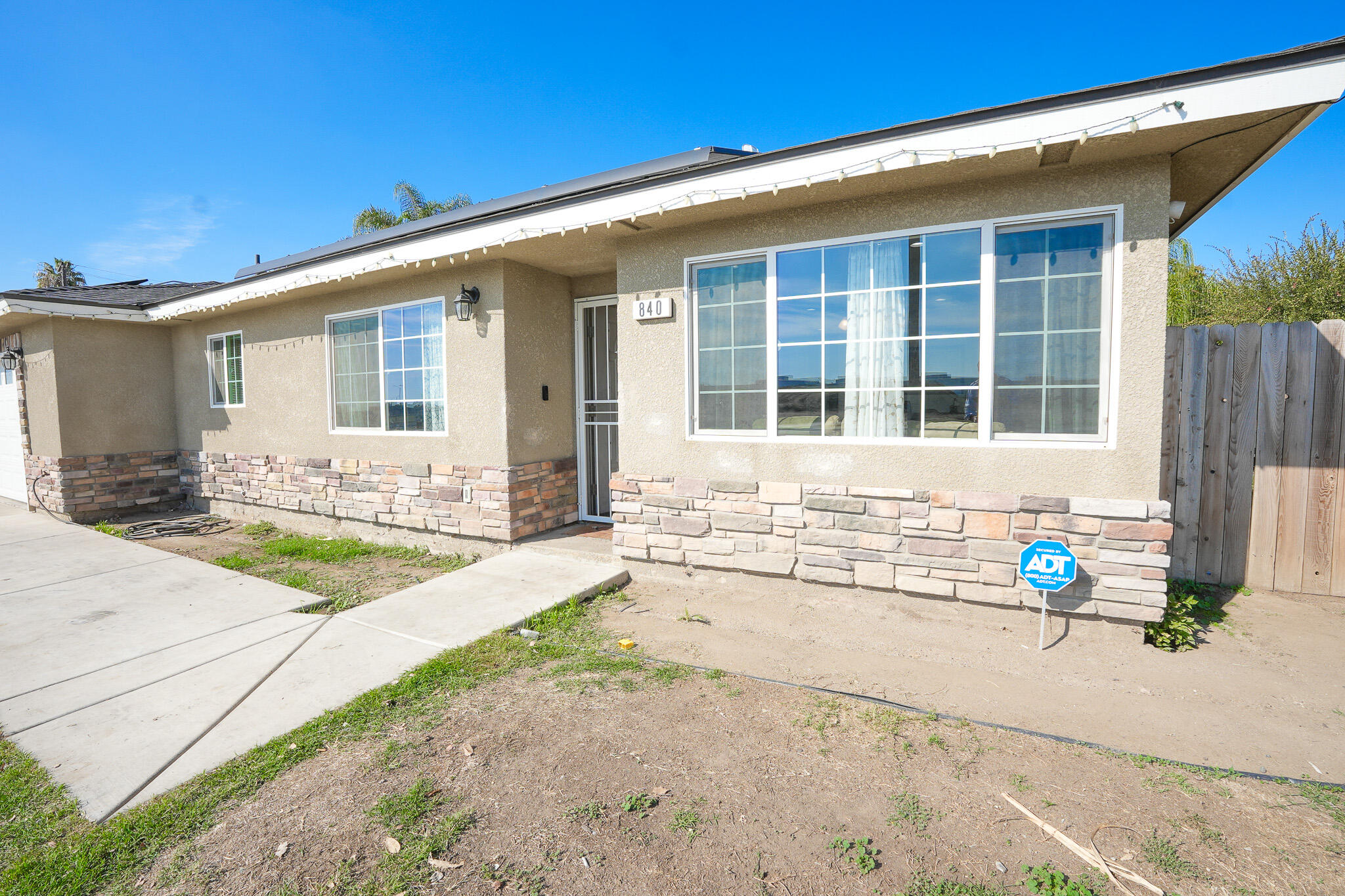 840 E Bardsley Ave, Tulare, CA 93274