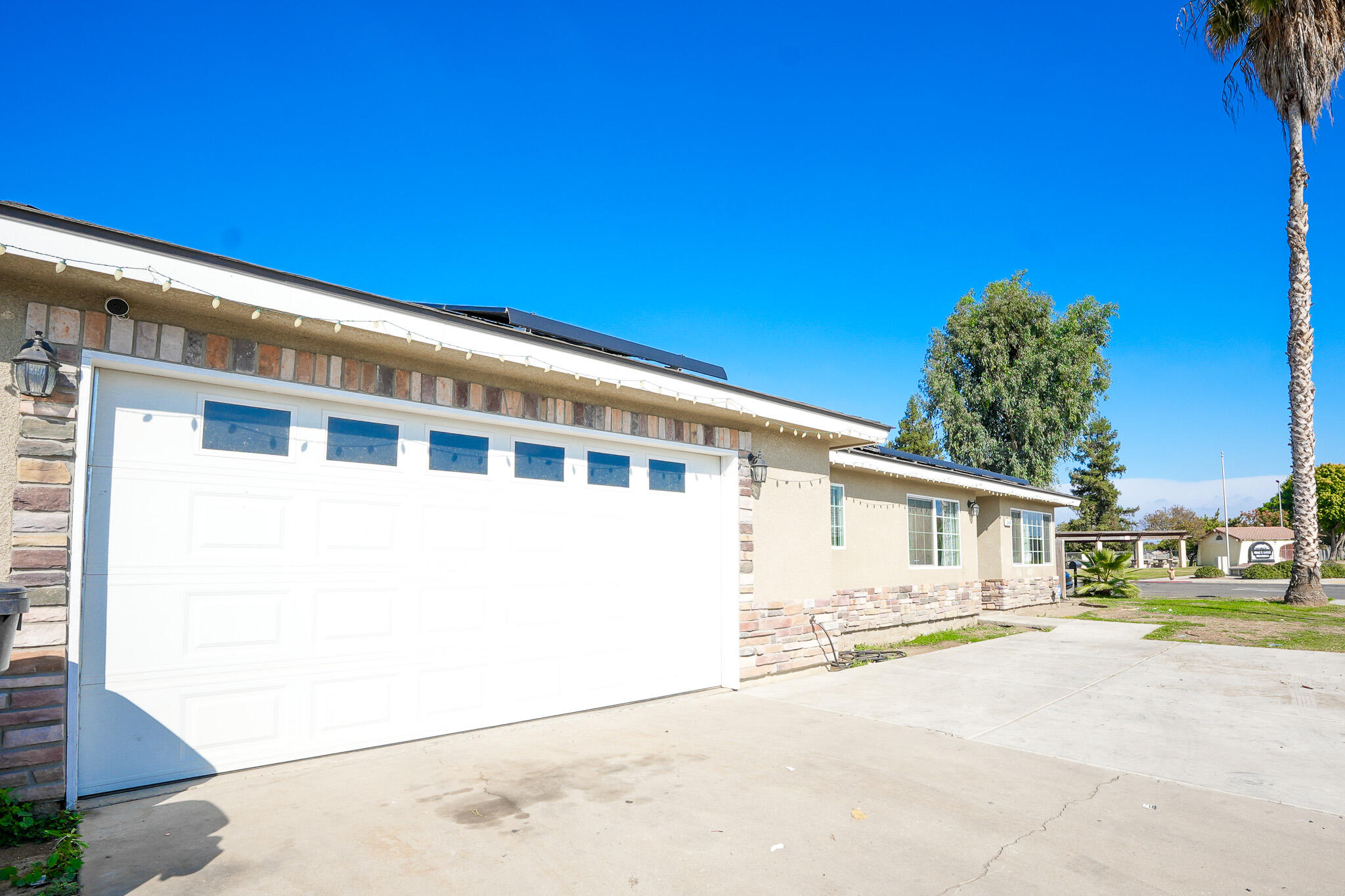 840 E Bardsley Ave, Tulare, CA 93274