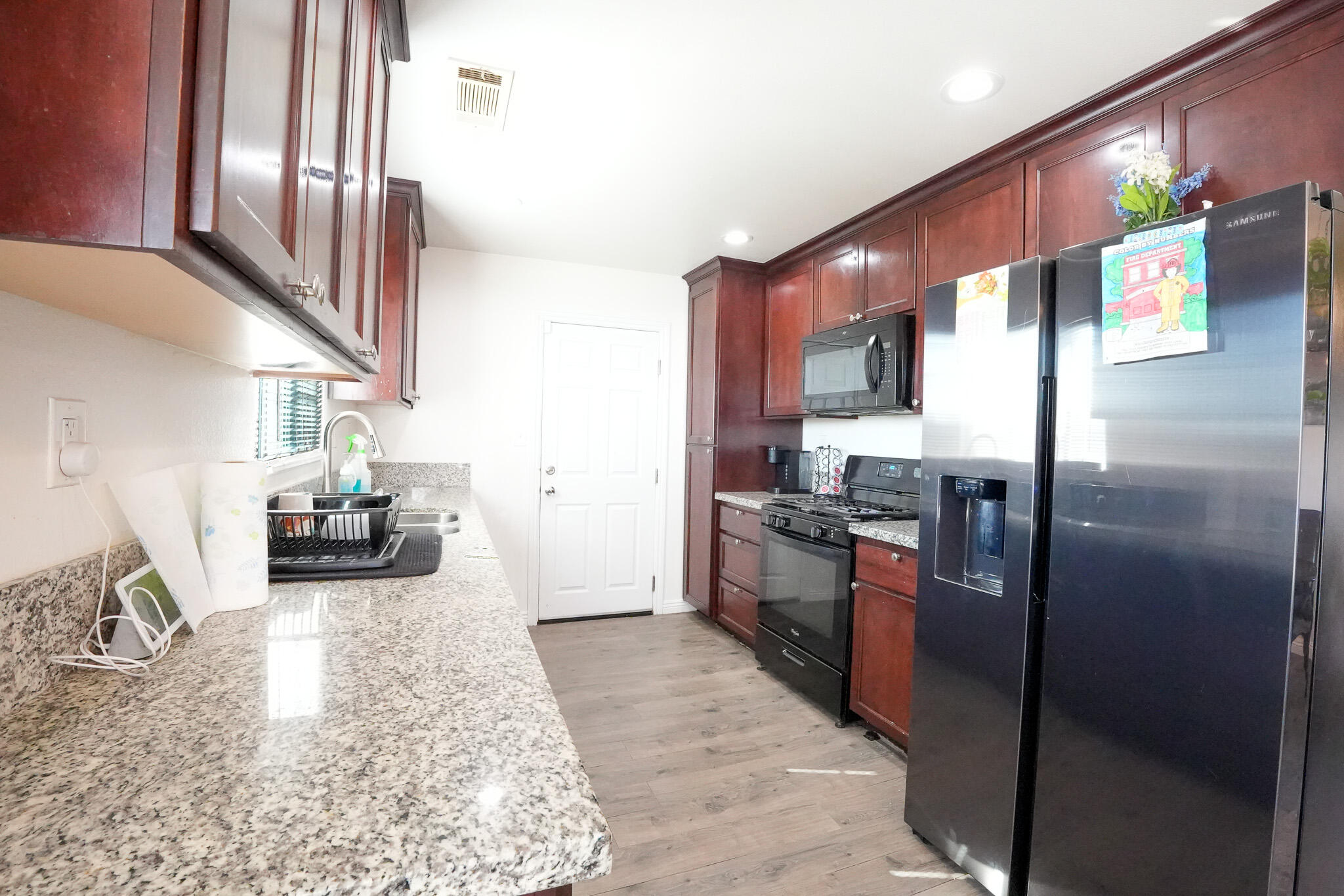 840 E Bardsley Ave, Tulare, CA 93274