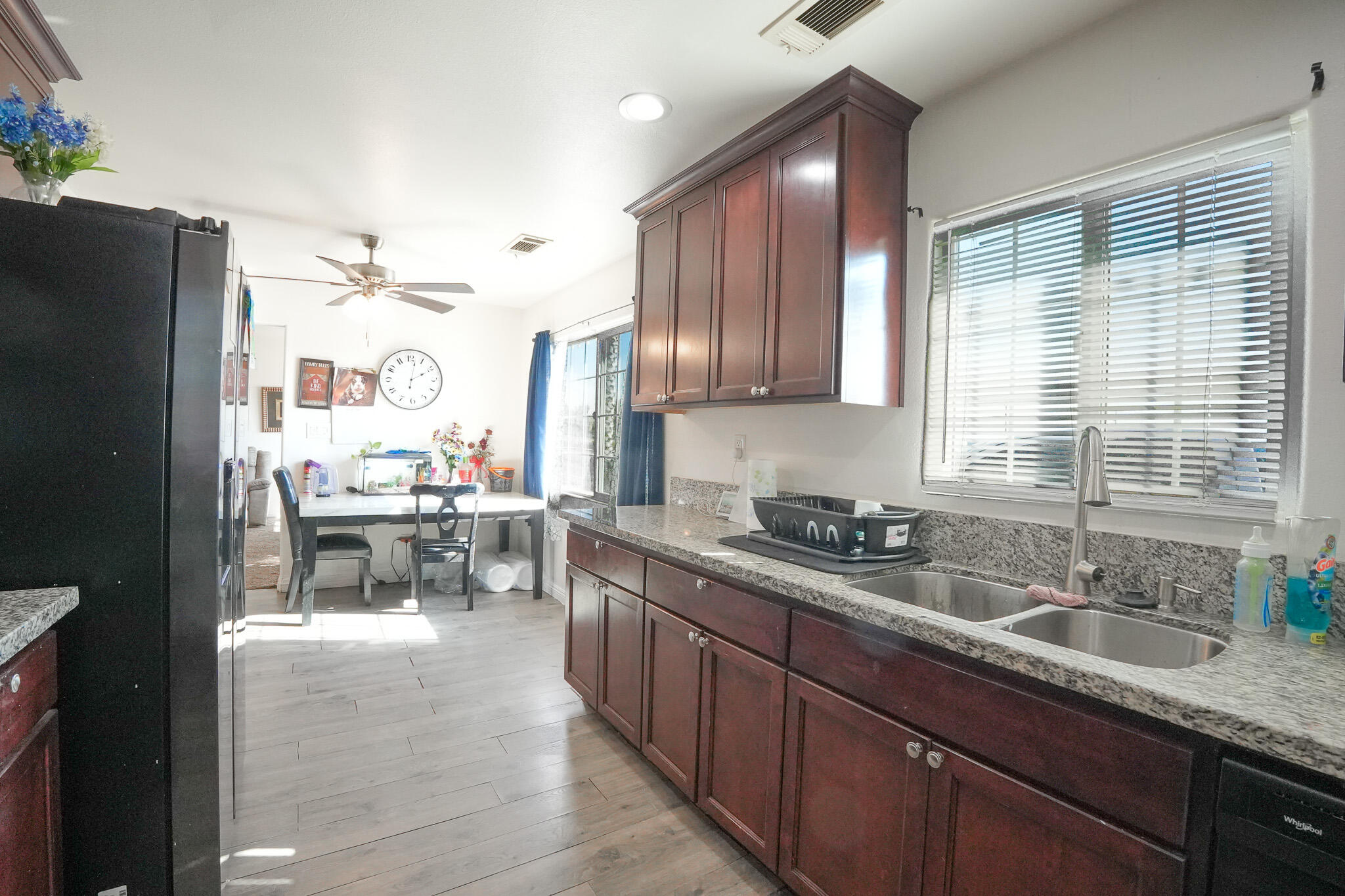 840 E Bardsley Ave, Tulare, CA 93274